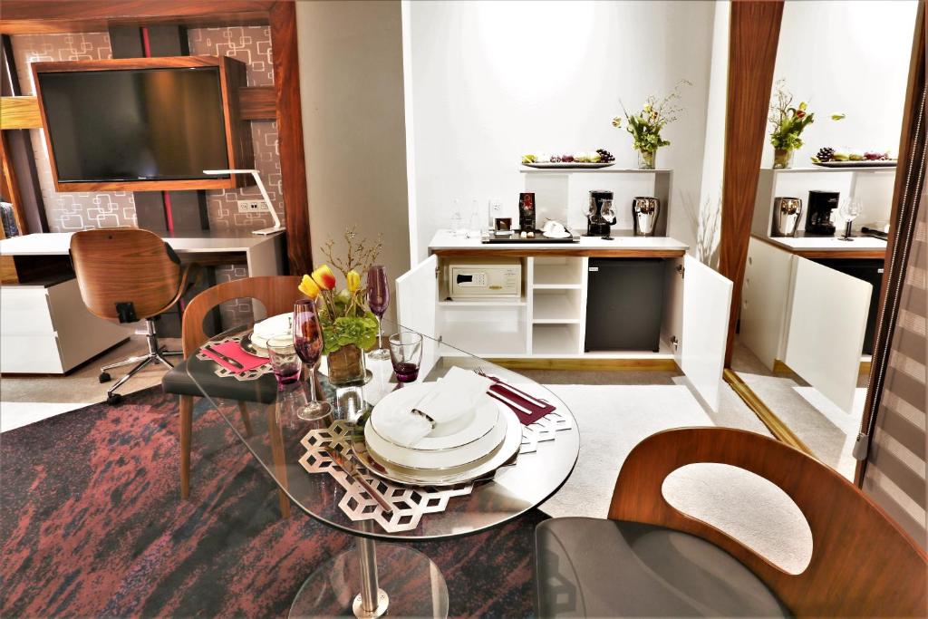 Double Deluxe King Bed