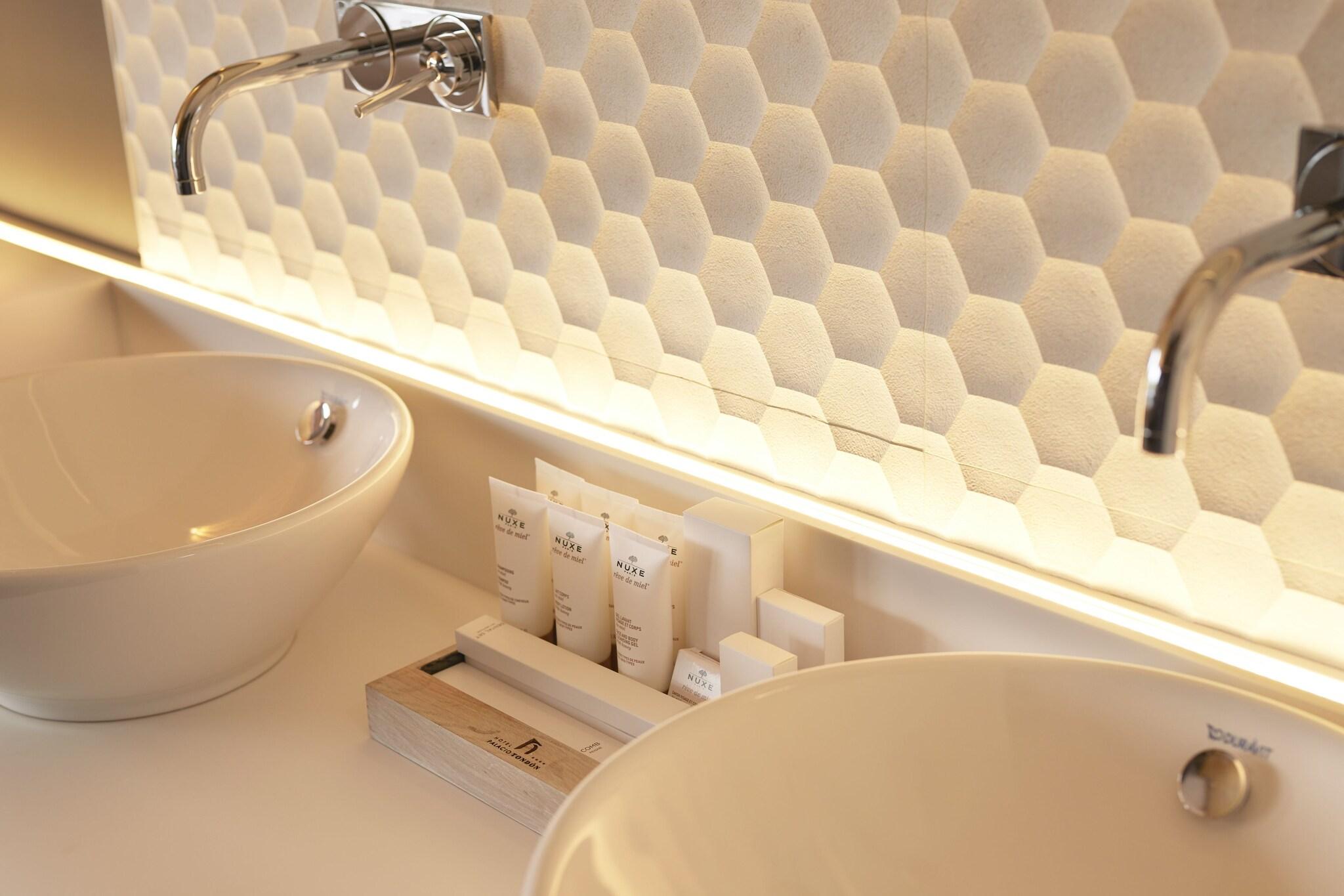 Double Deluxe King Bed