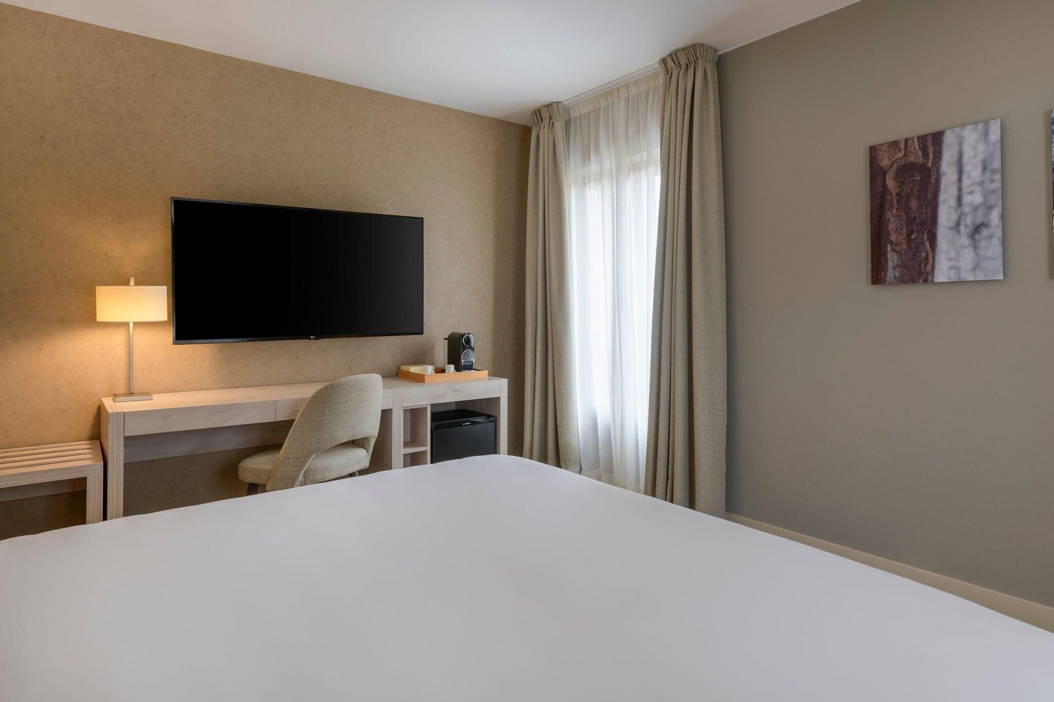 Double Deluxe King Bed