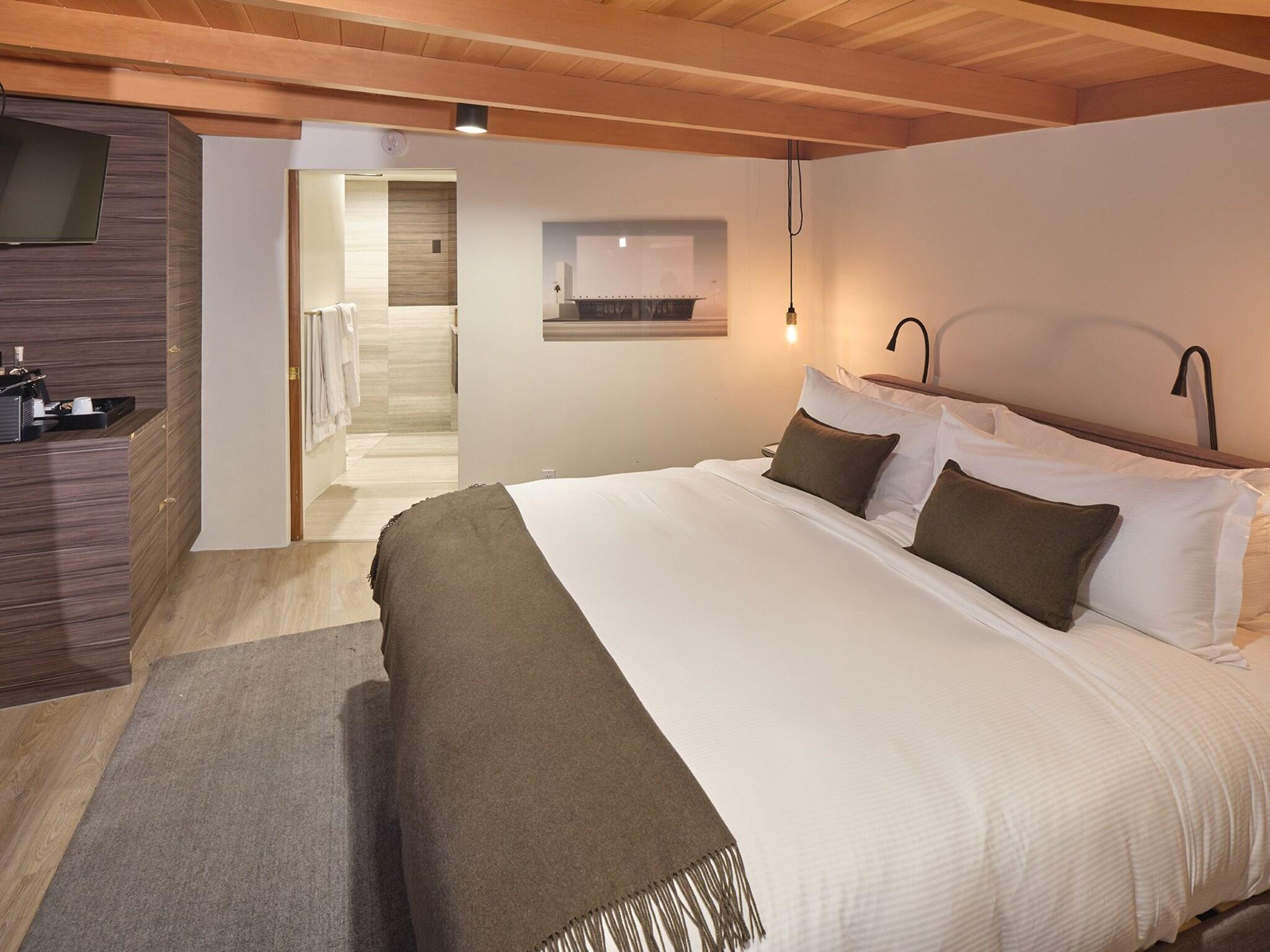 Bungalow King Size Bed