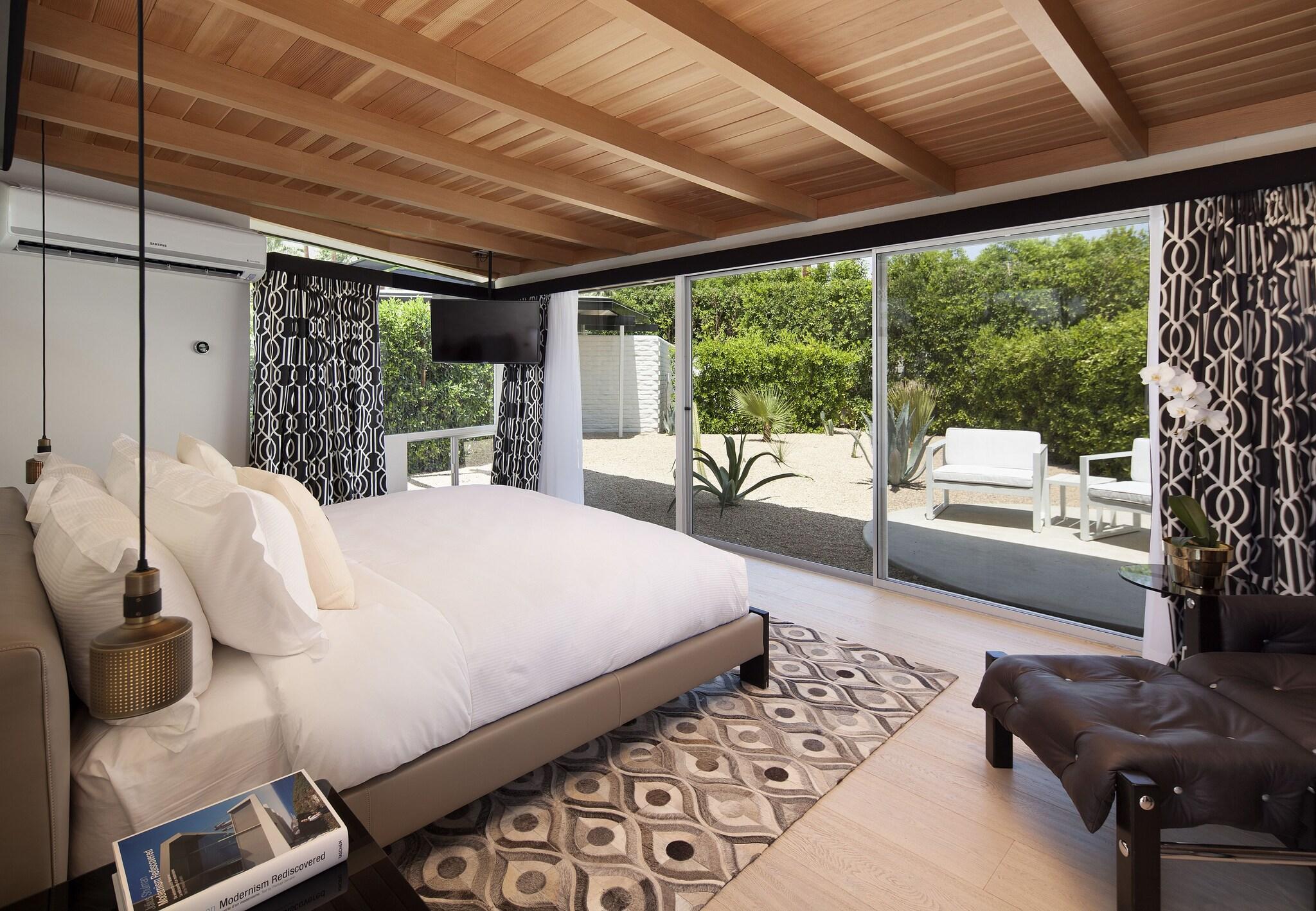 Junior Suite Pool View King Bed