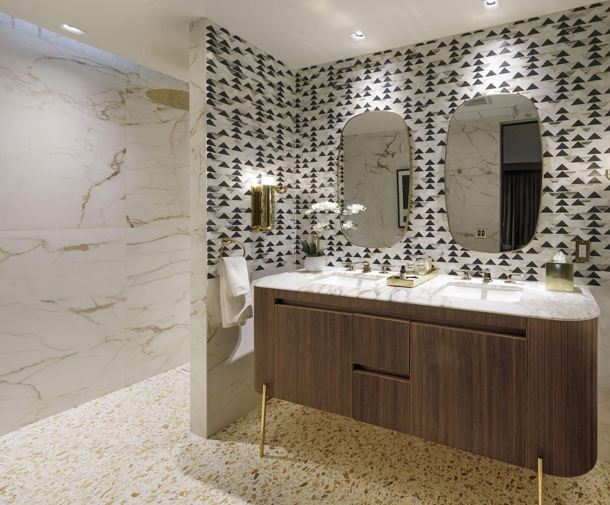 Suite Pool View King Bed