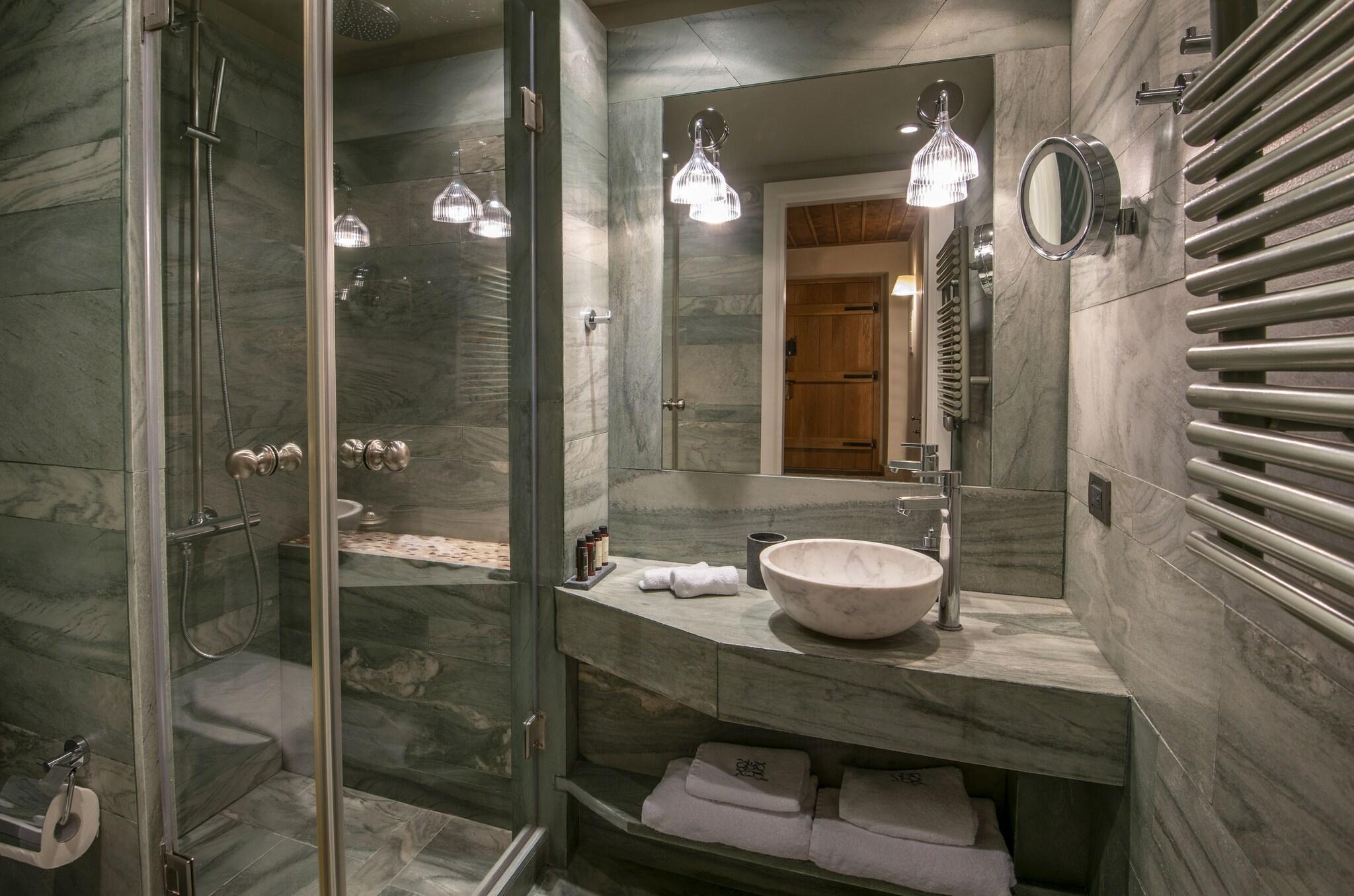 Suite Queen Size Bed