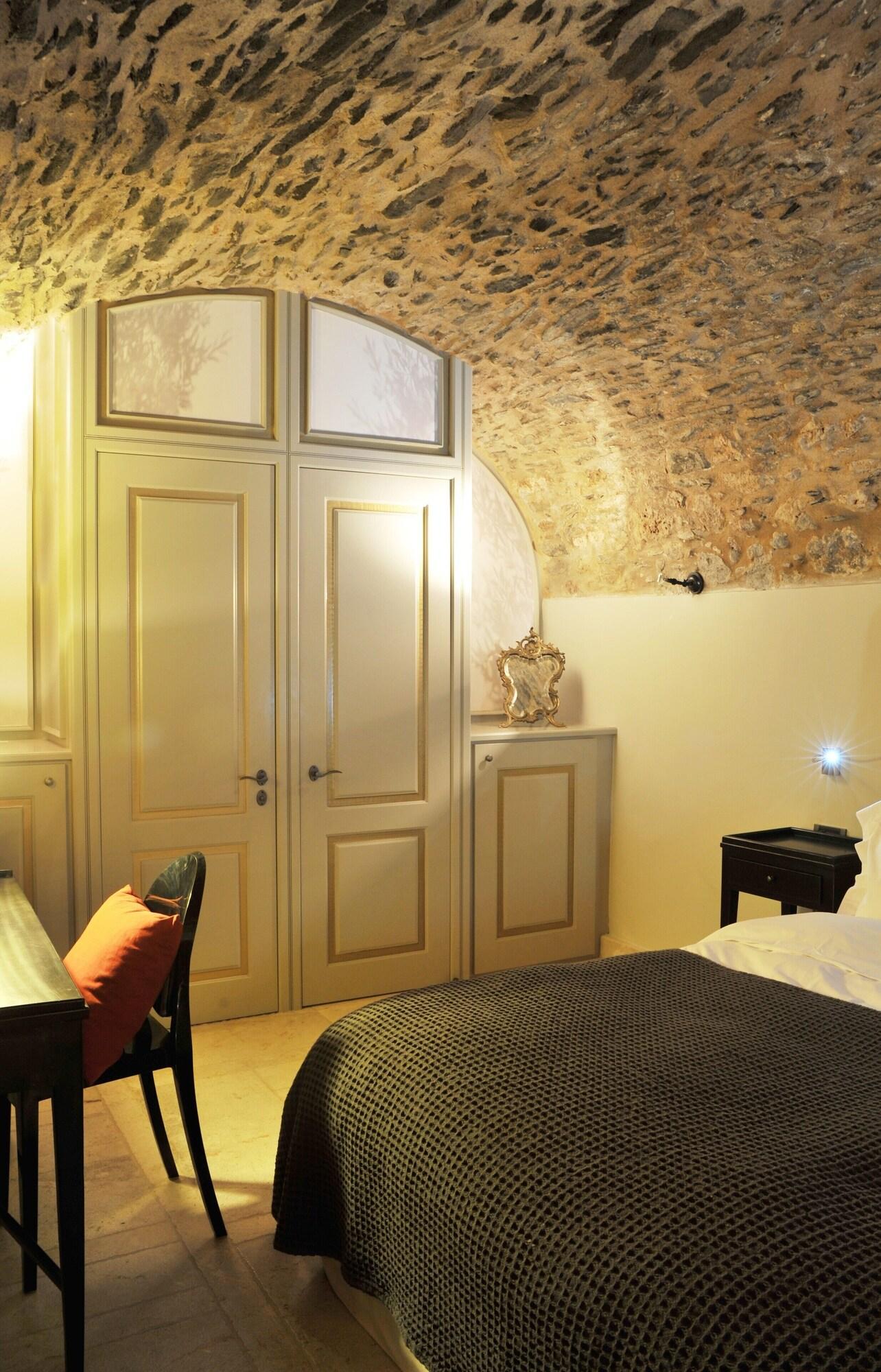 Suite Queen Size Bed