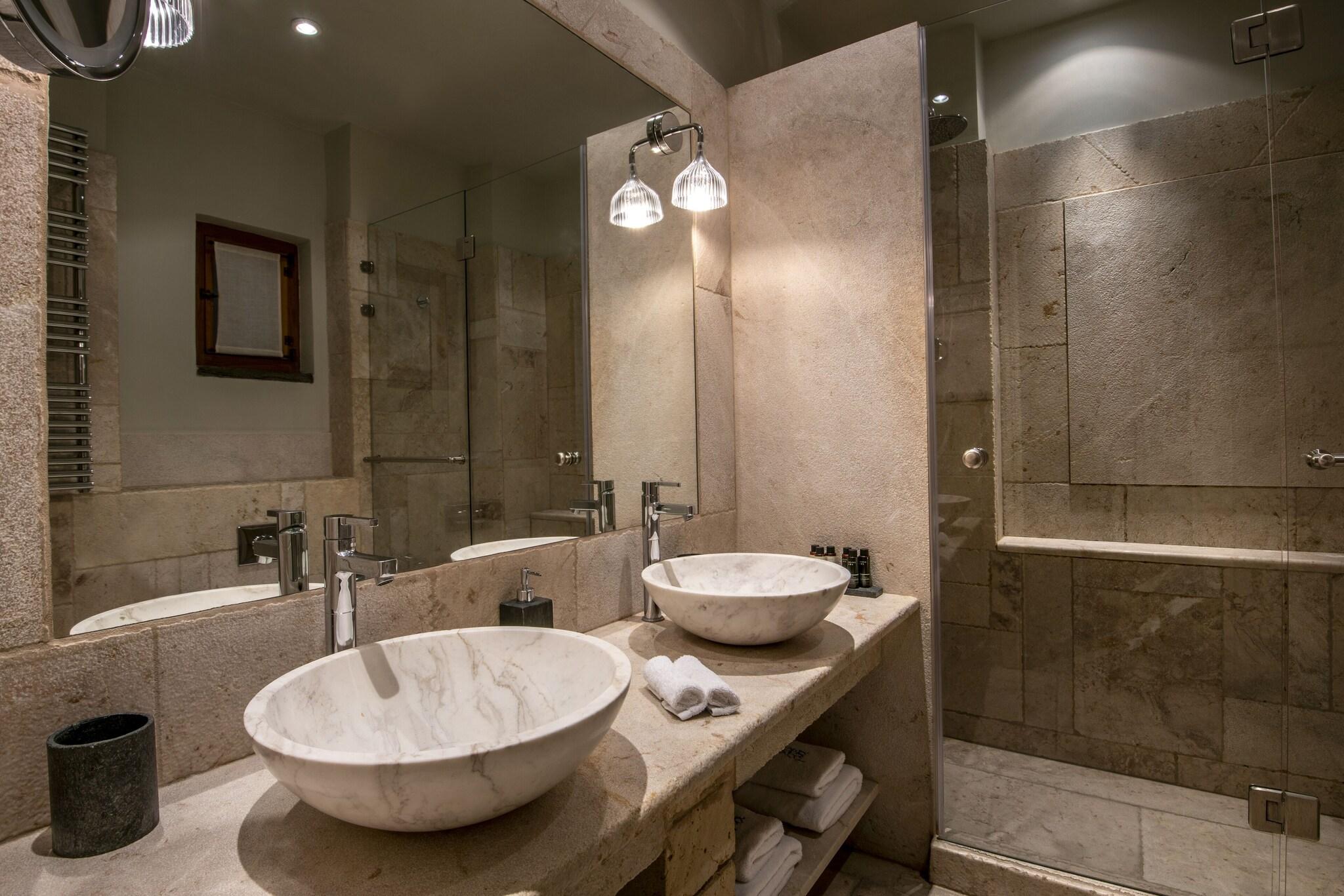 Junior Suite Queen Size Bed