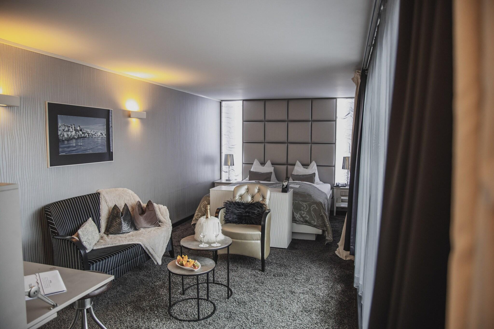 Junior Suite Queen Size Bed