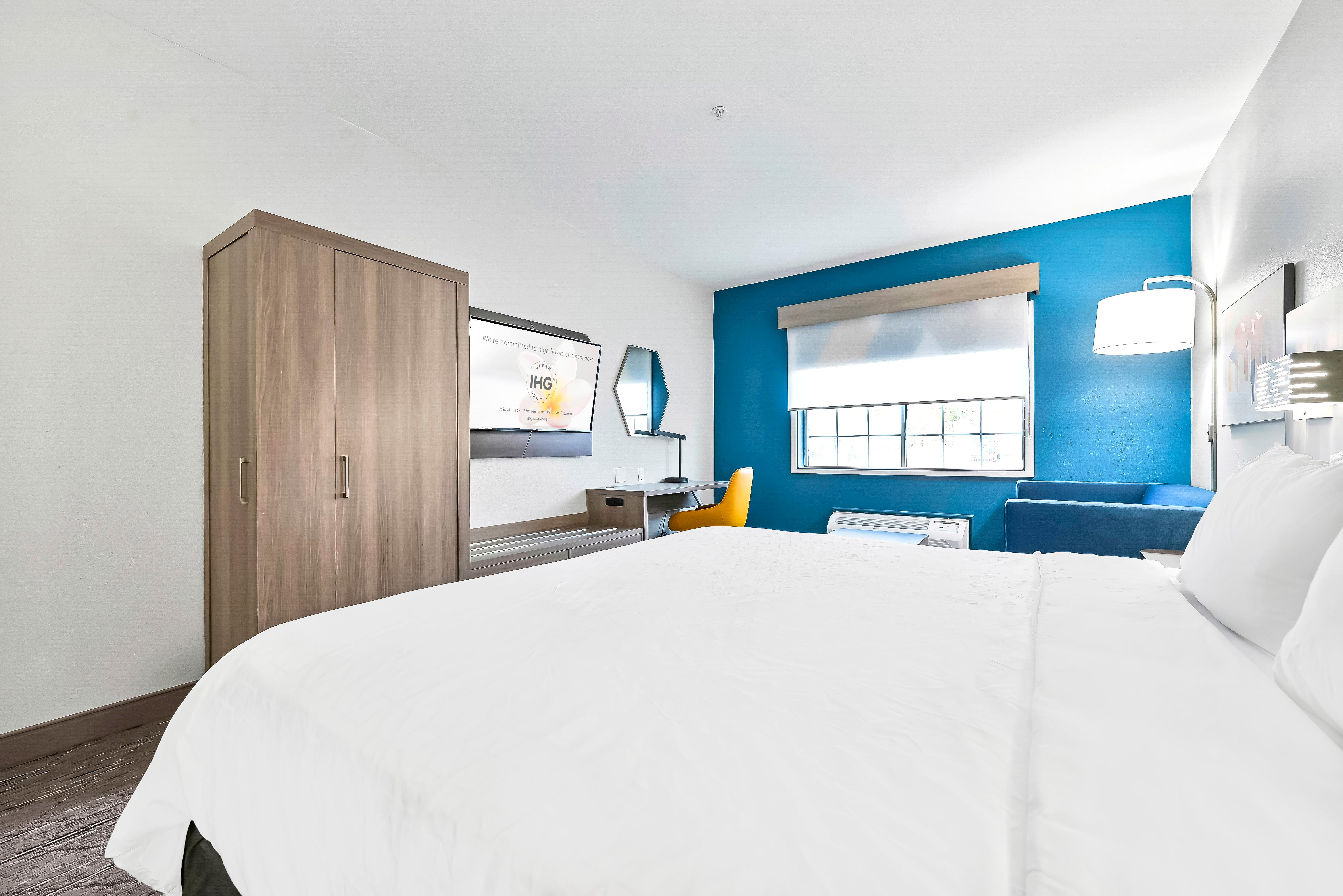 Suite Accessible King Size Bed