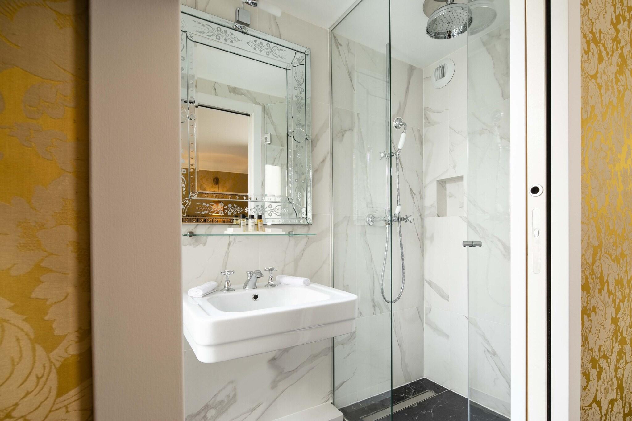 Double Connecting Room