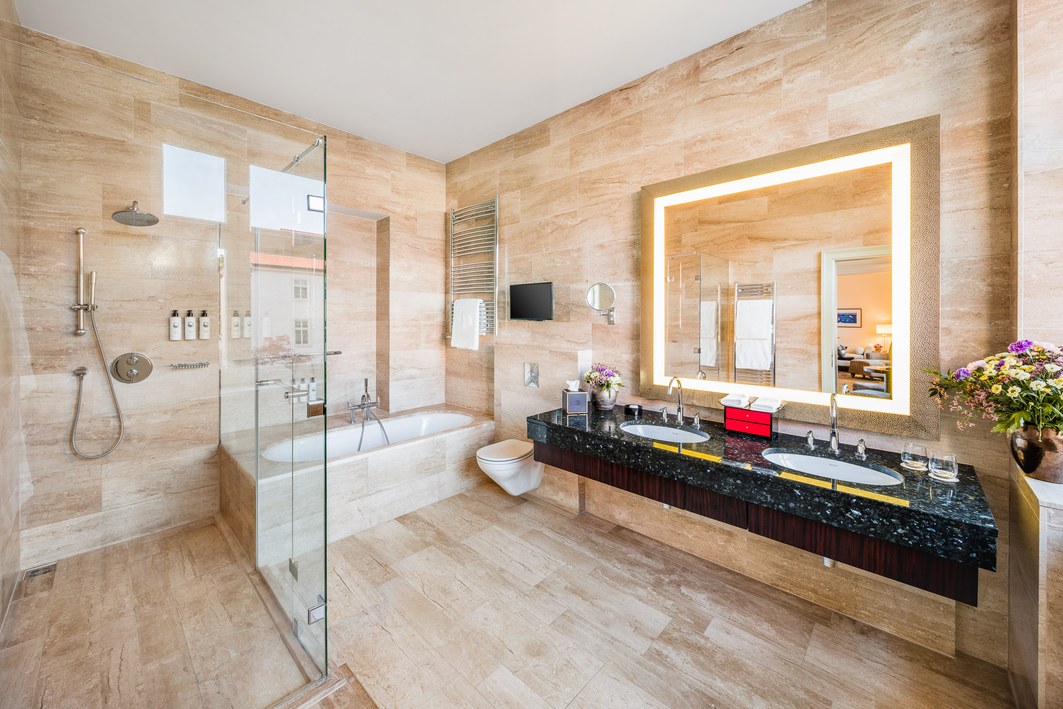 Suite Deluxe King Bed