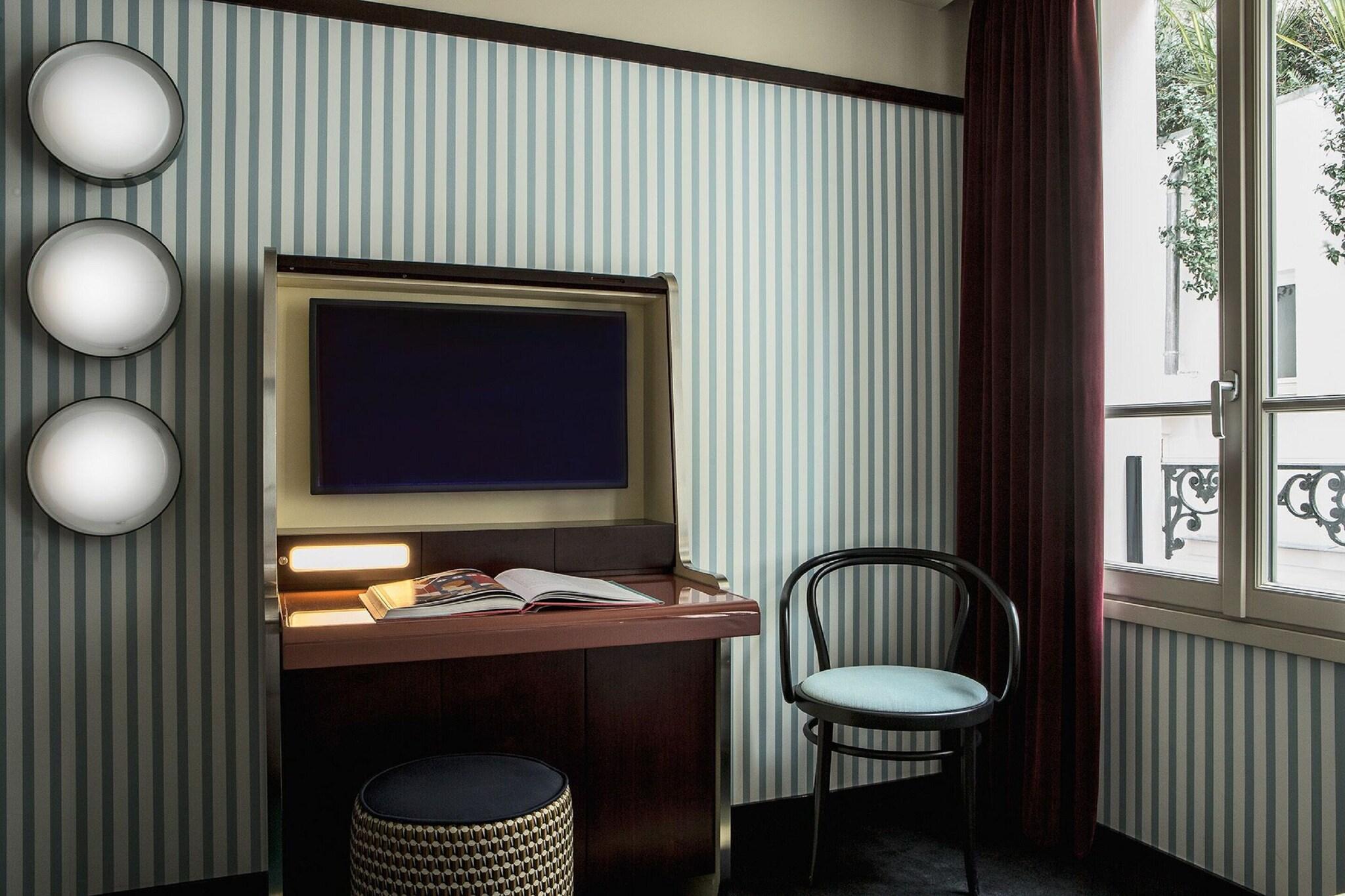 Double Classic Queen Bed