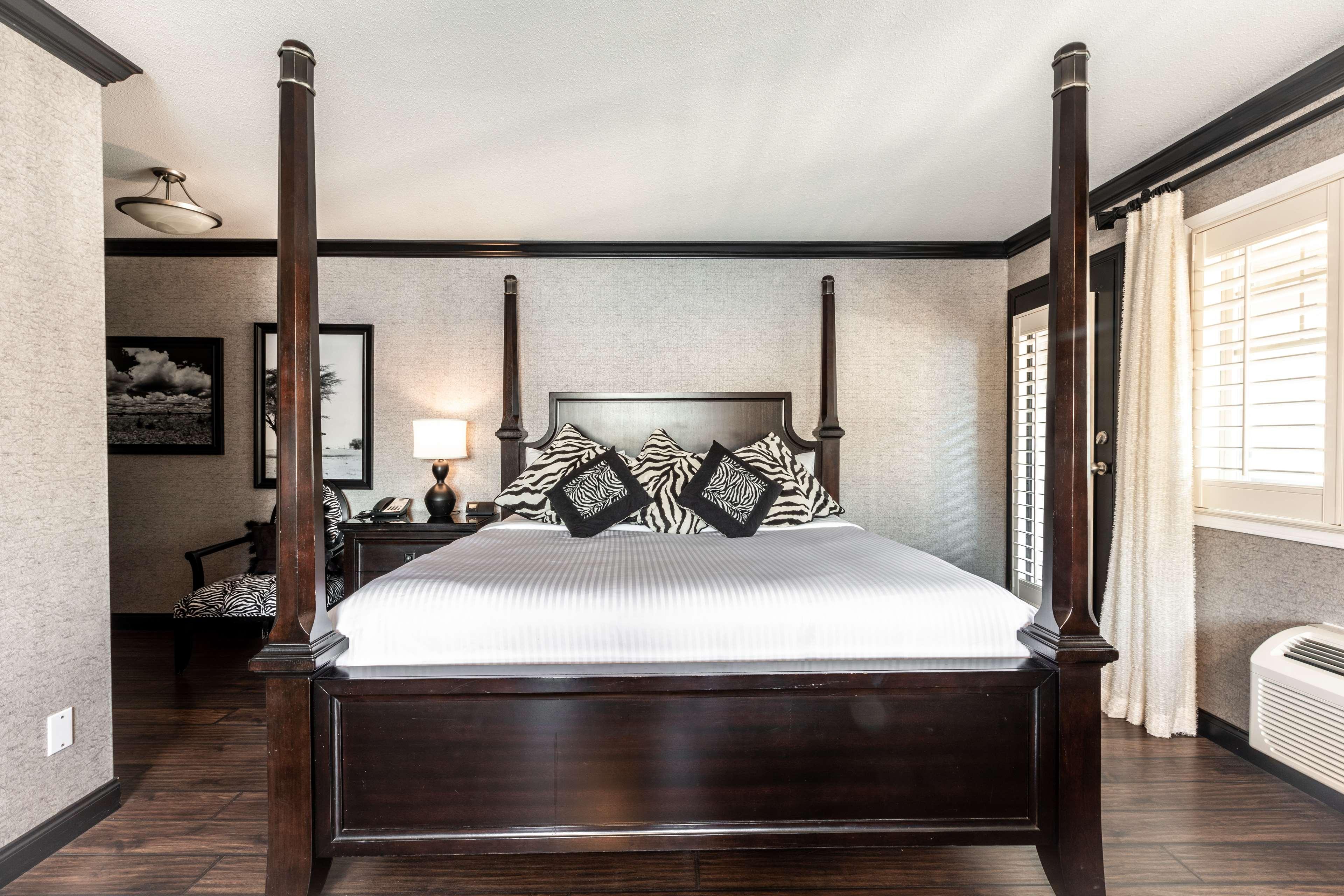Suite King Size Bed