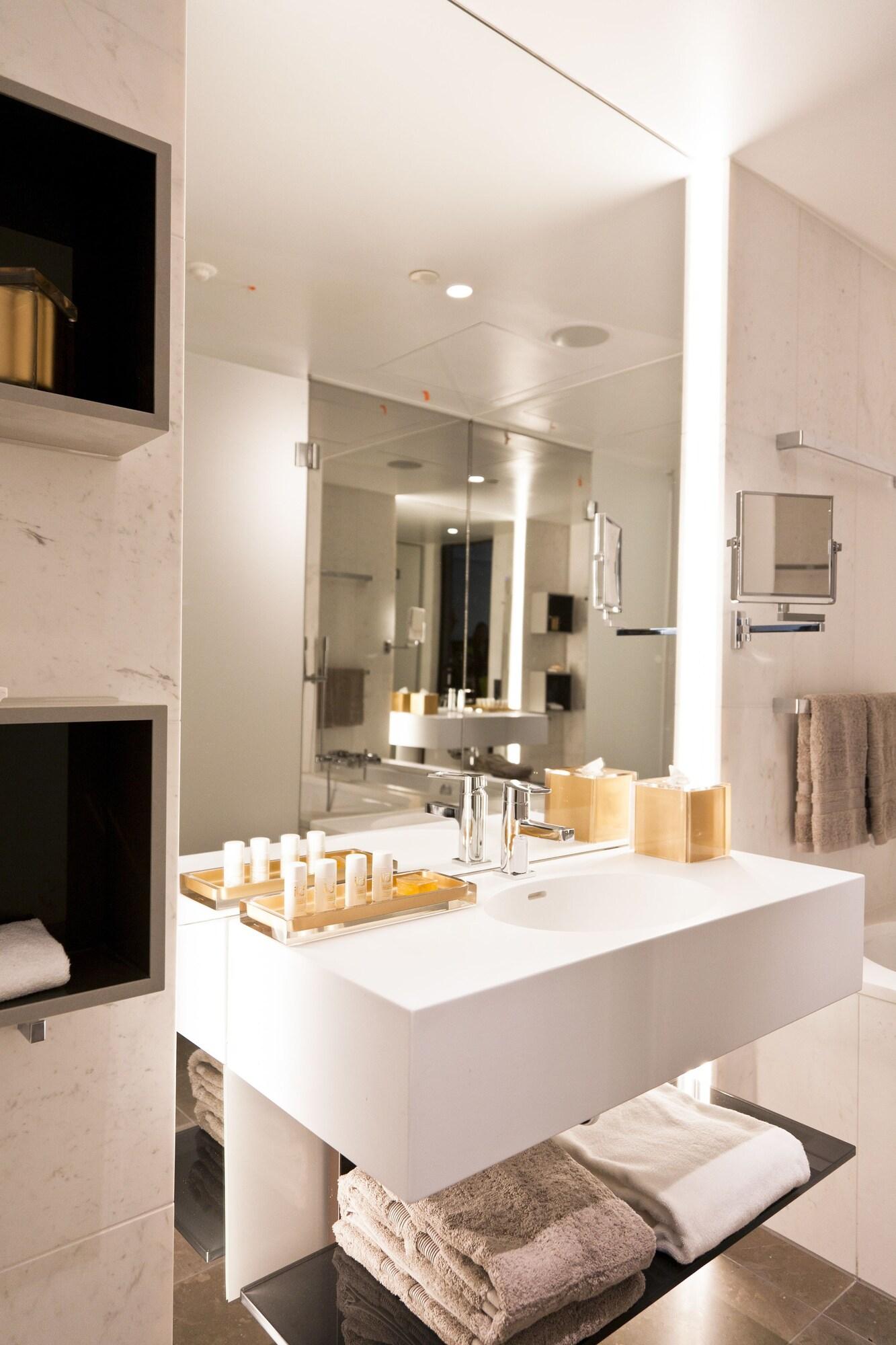 Double Deluxe King Bed