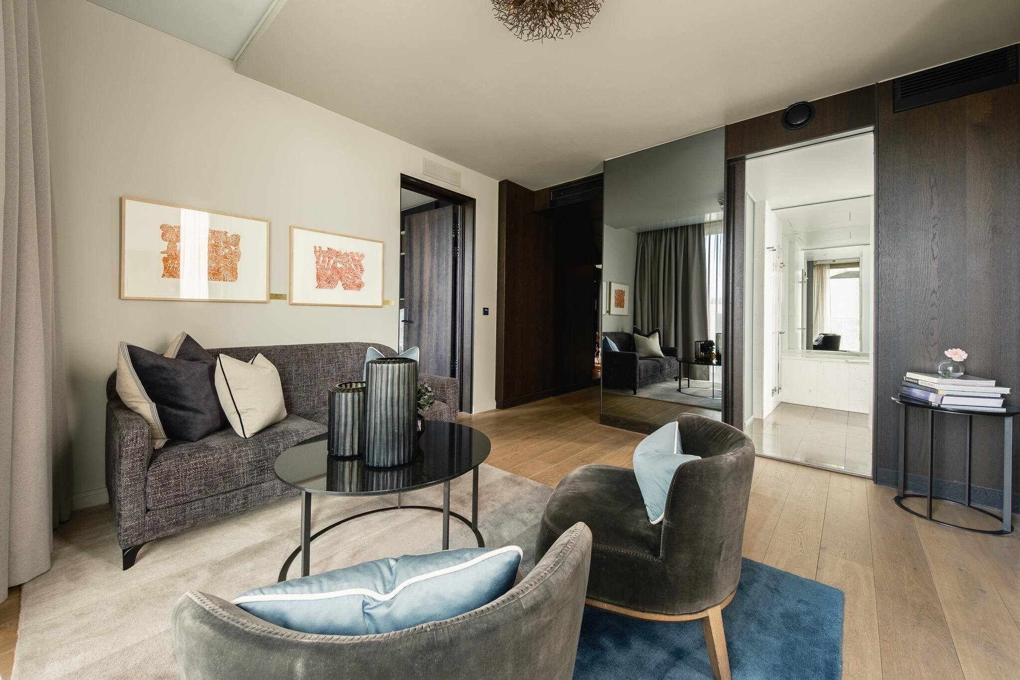 Suite King Size Bed