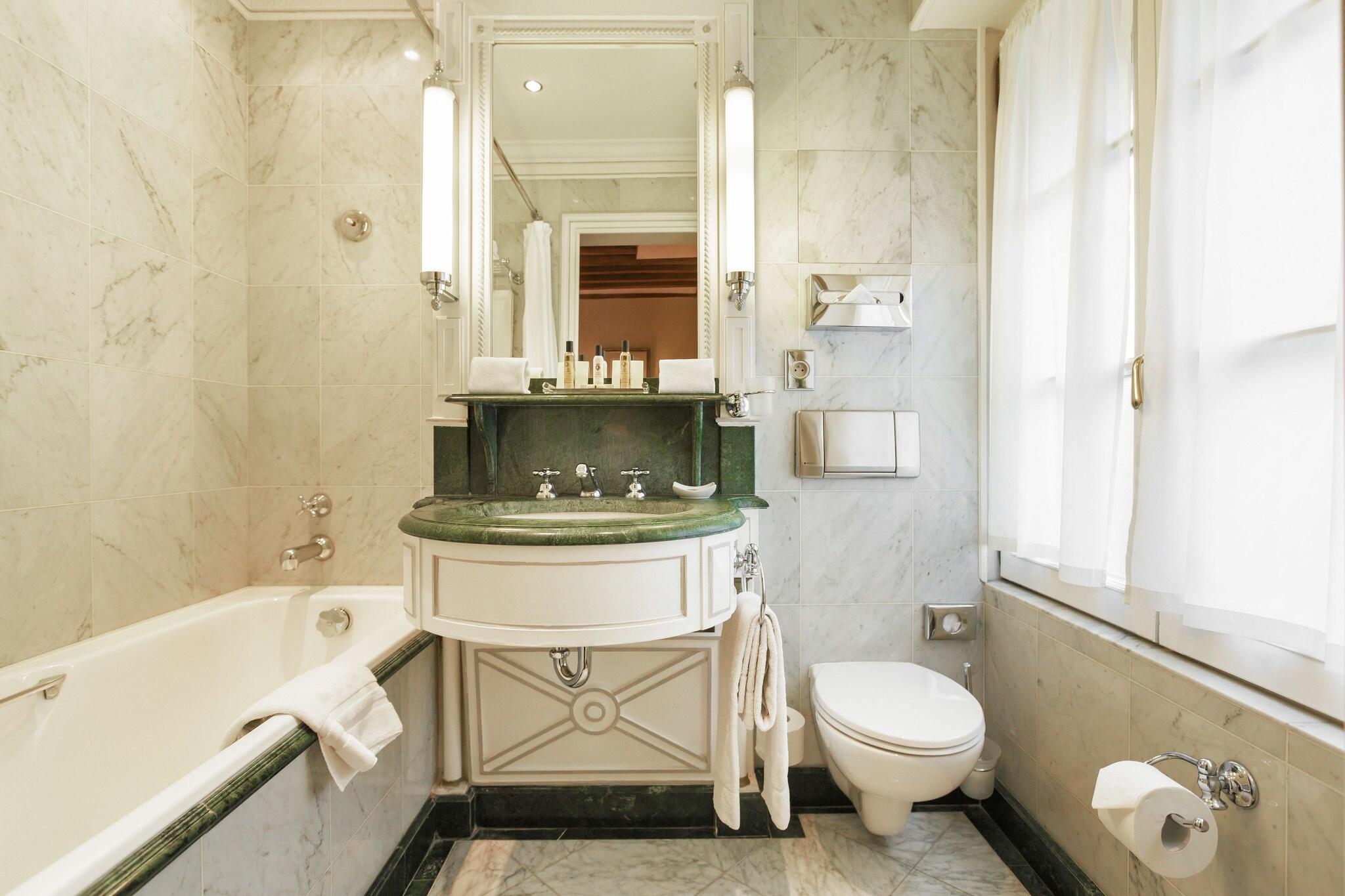 Double Classic Queen Bed