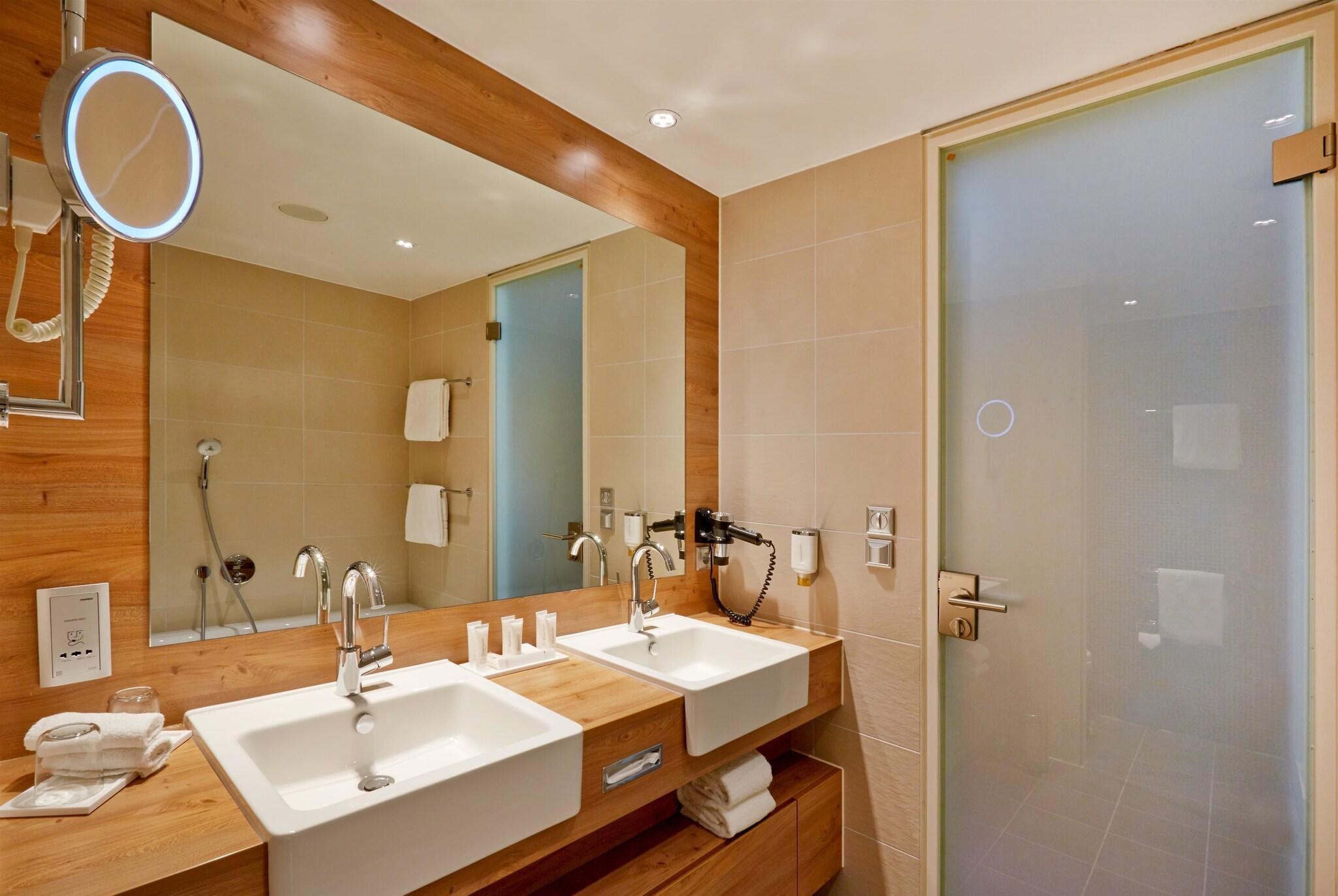 Studio Queen Size Bed