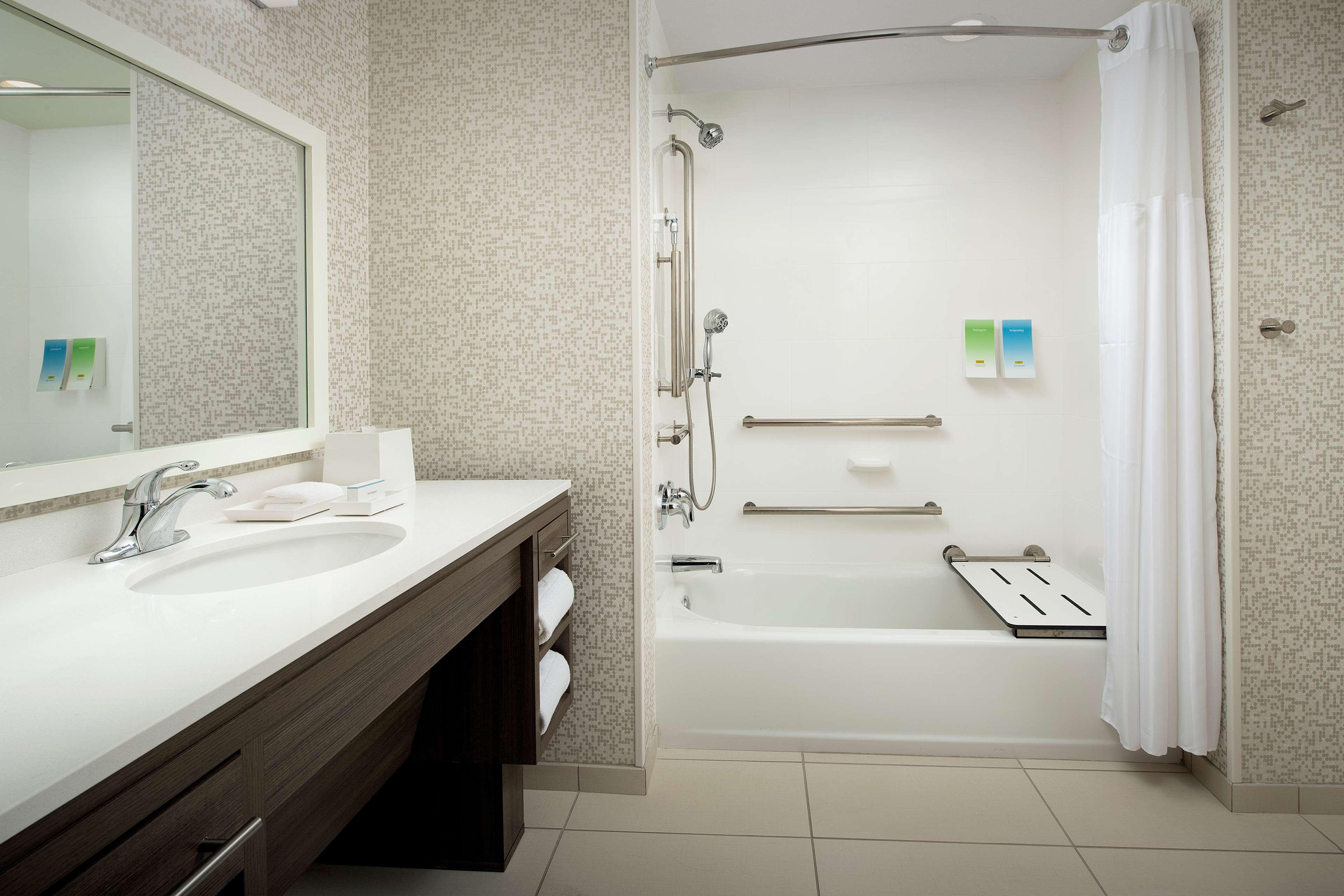 Suite Accessible King Size Bed