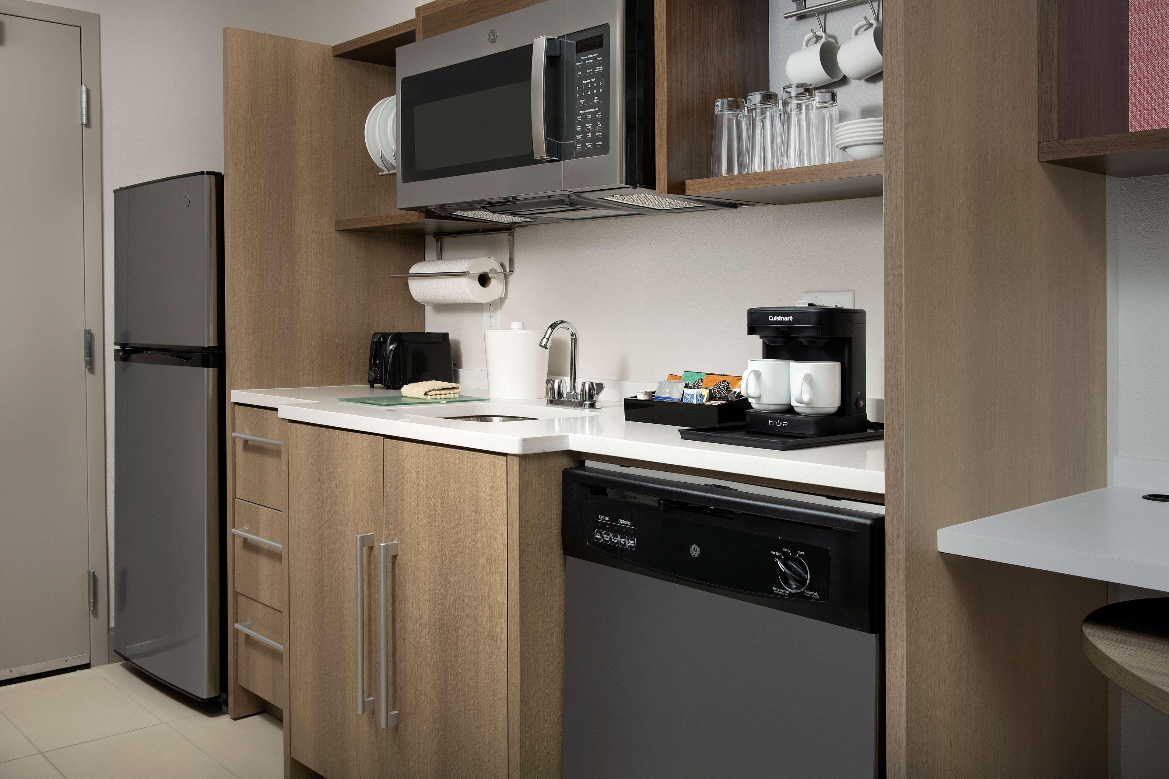 Studio Two Queen Beds Non Smoking