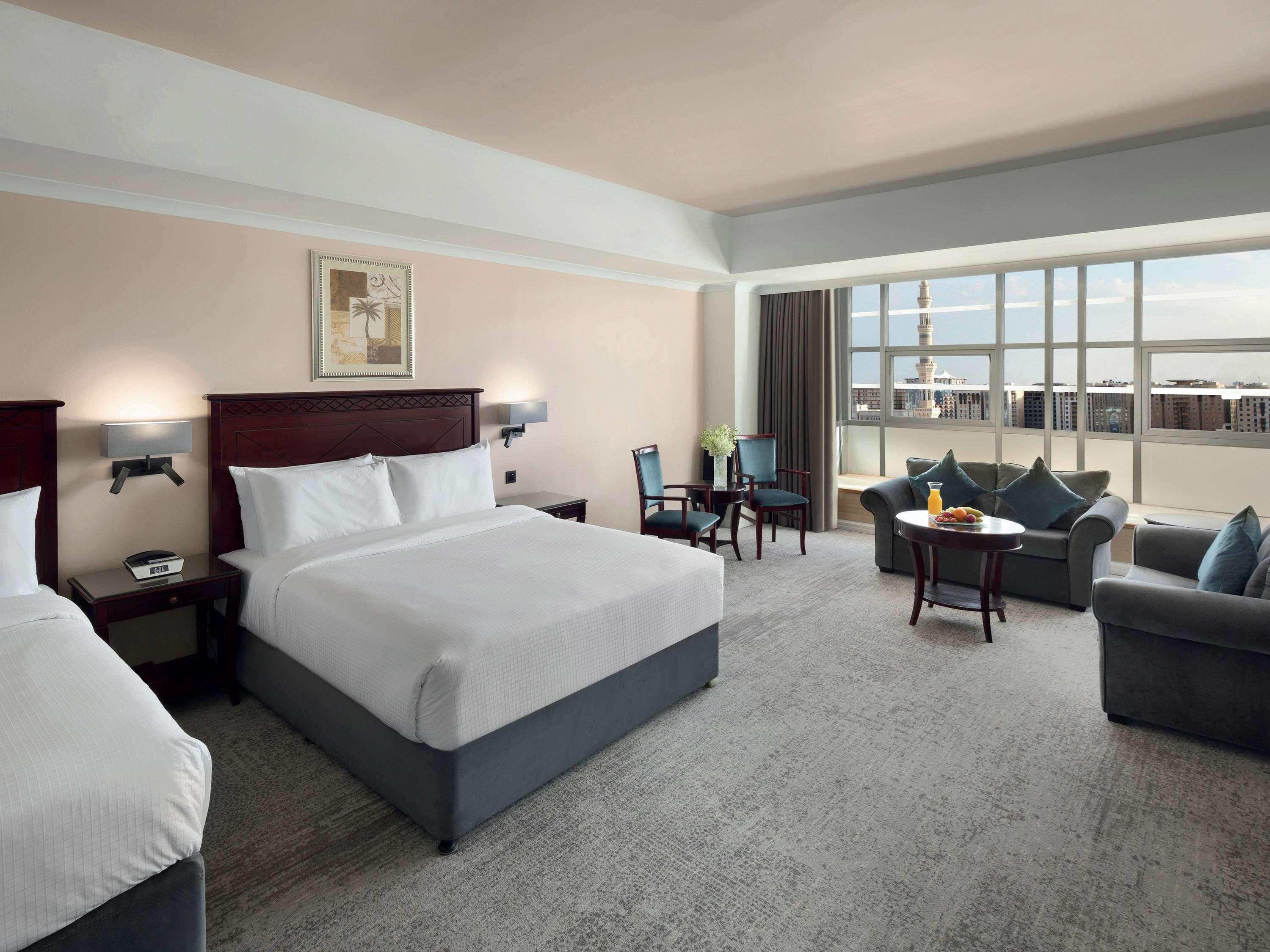 Studio Two Queen Beds