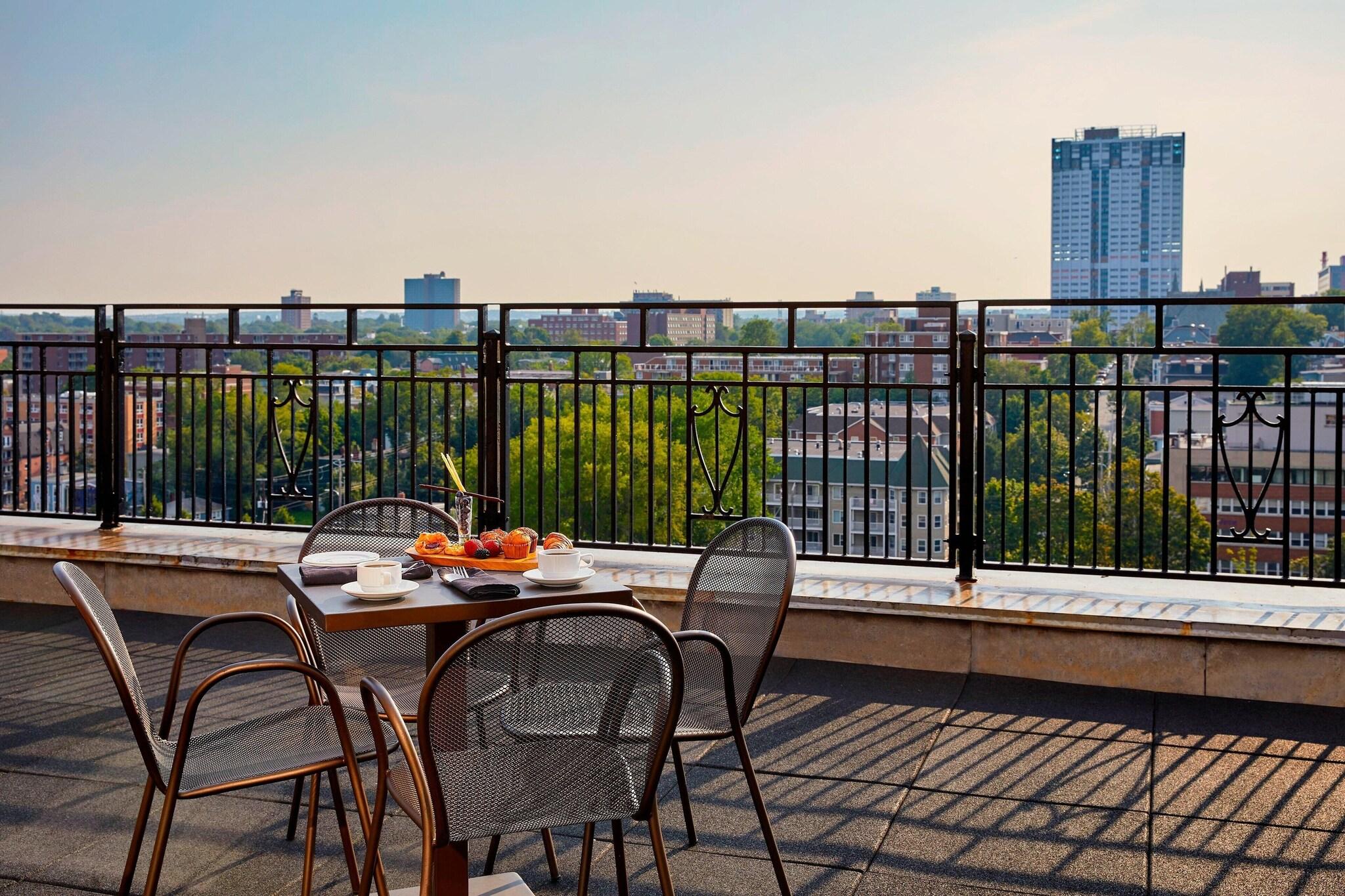 Studio City View King Bed