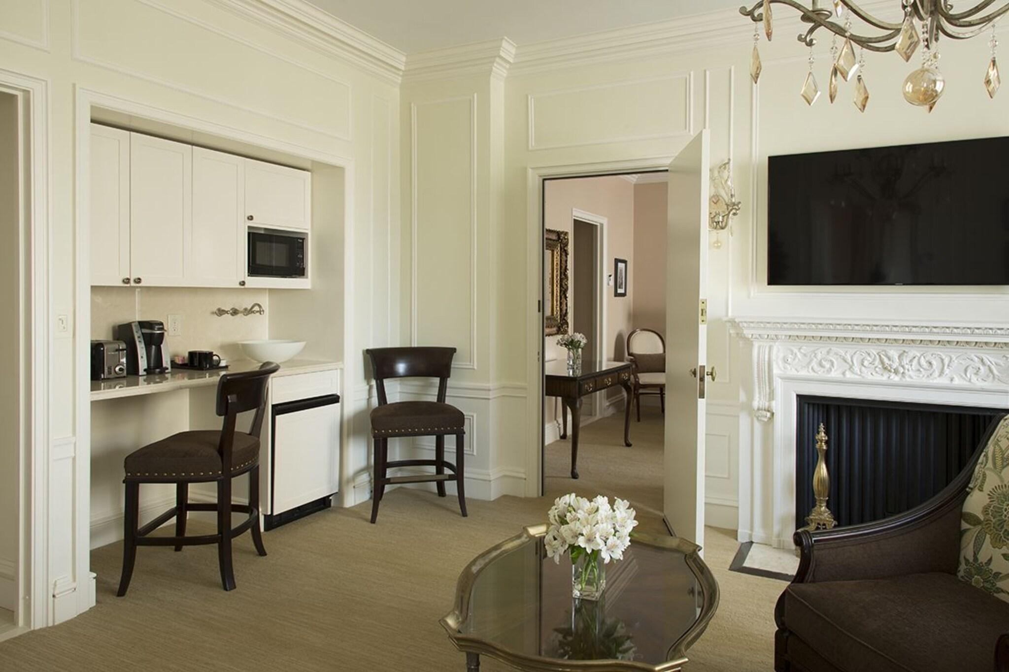 Suite City View King Bed