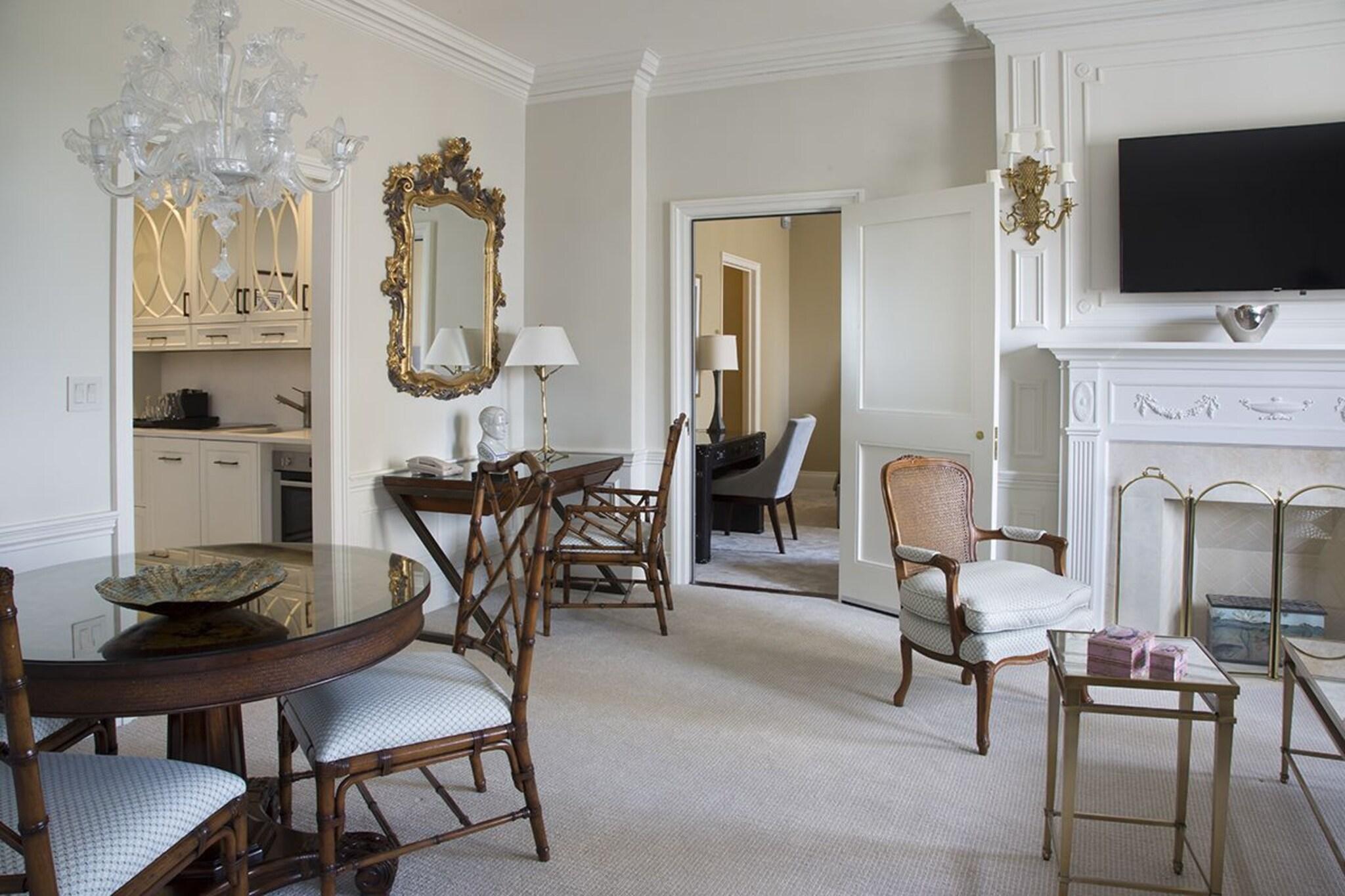 Suite City View King Bed