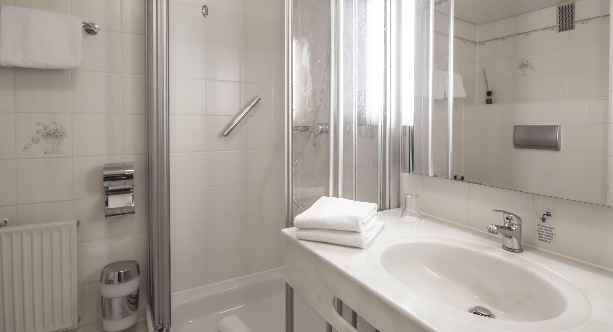 Double or Twin No Air Conditioning