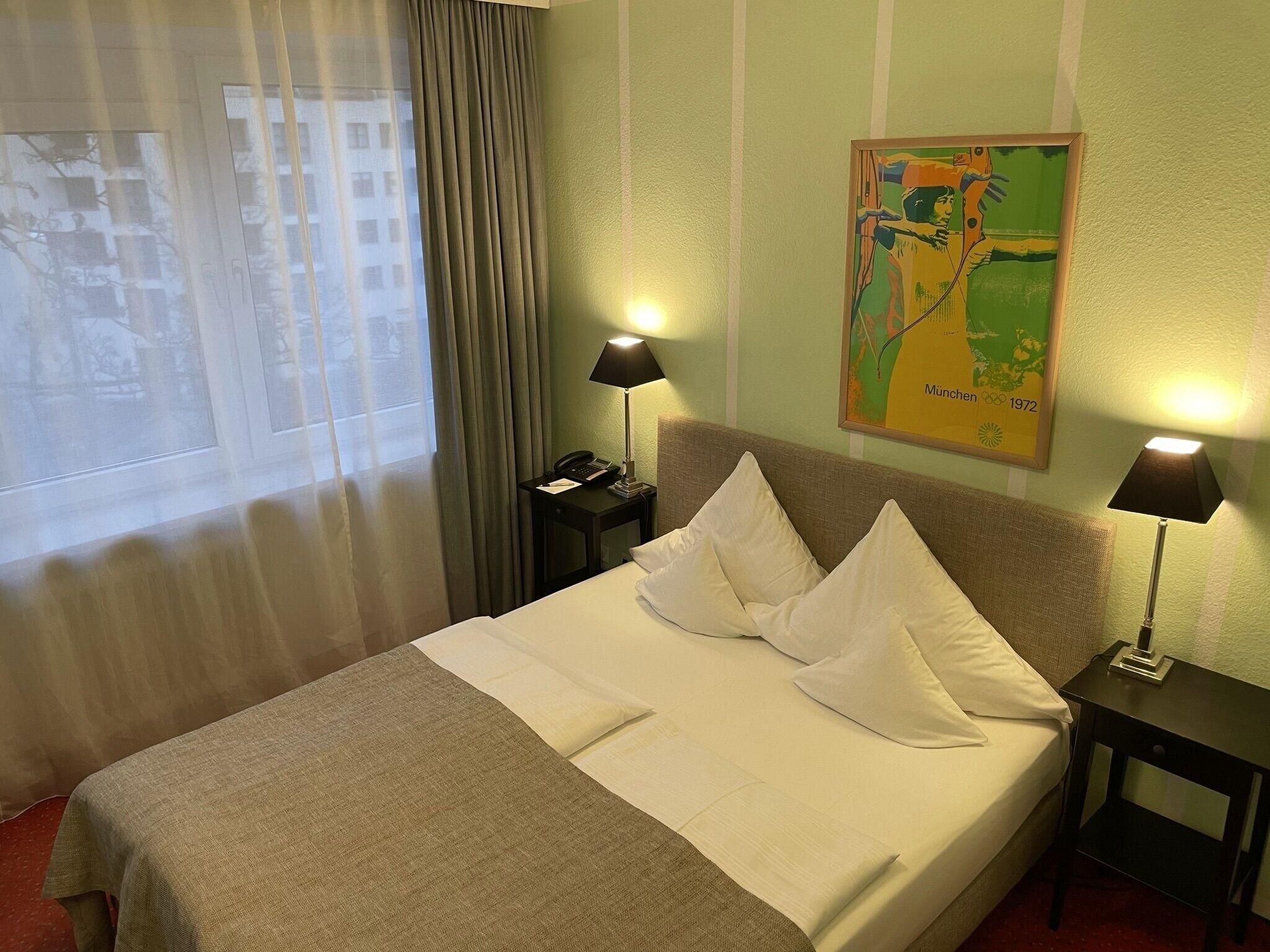 Double City View Queen Bed