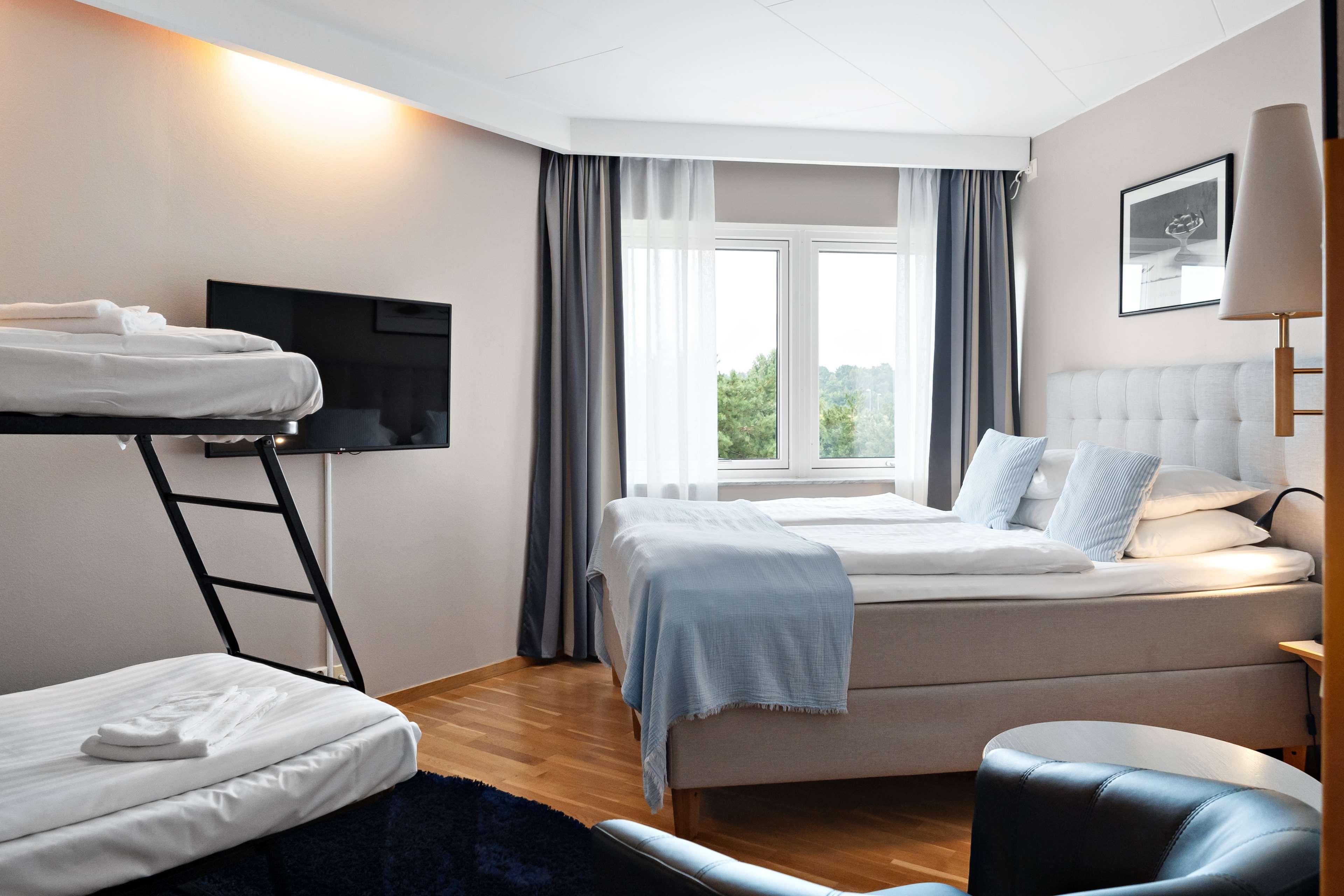 Triple Queen Bed Non Smoking