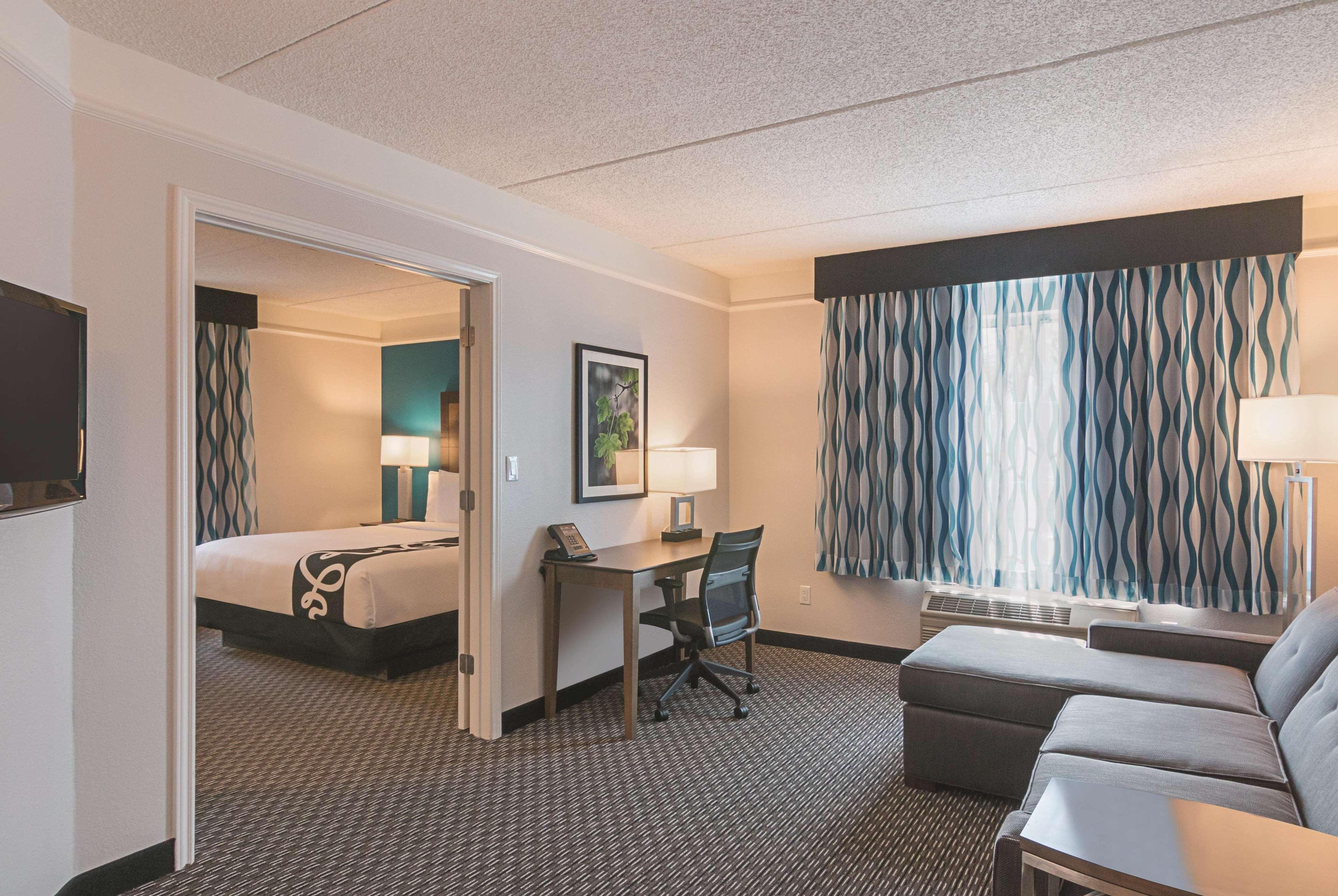 Suite Deluxe Pool View