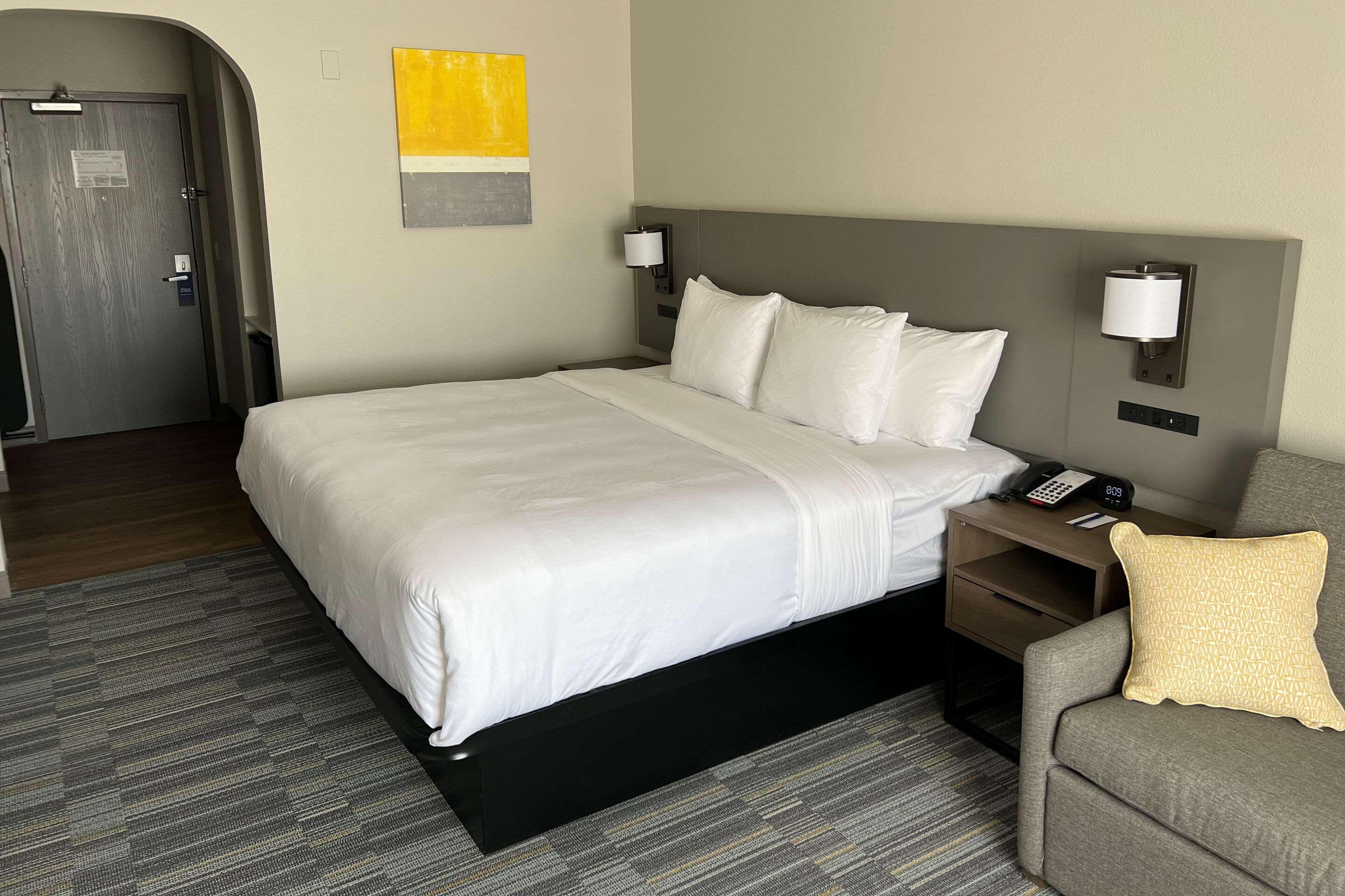 Suite Accessible King Size Bed
