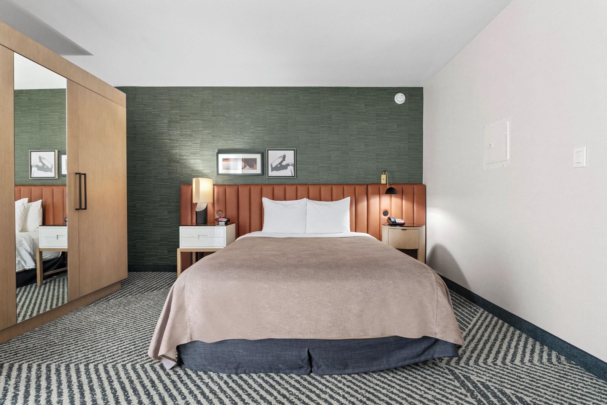 Junior Suite Accessible-queen Size Bed