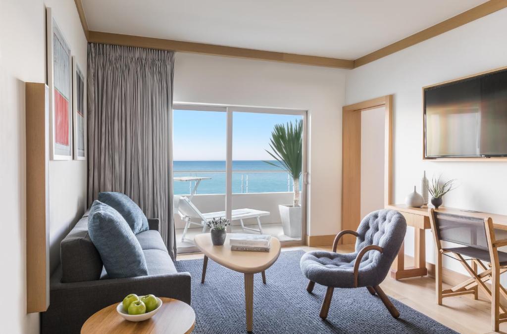 Junior Suite Ocean Front with Balcony