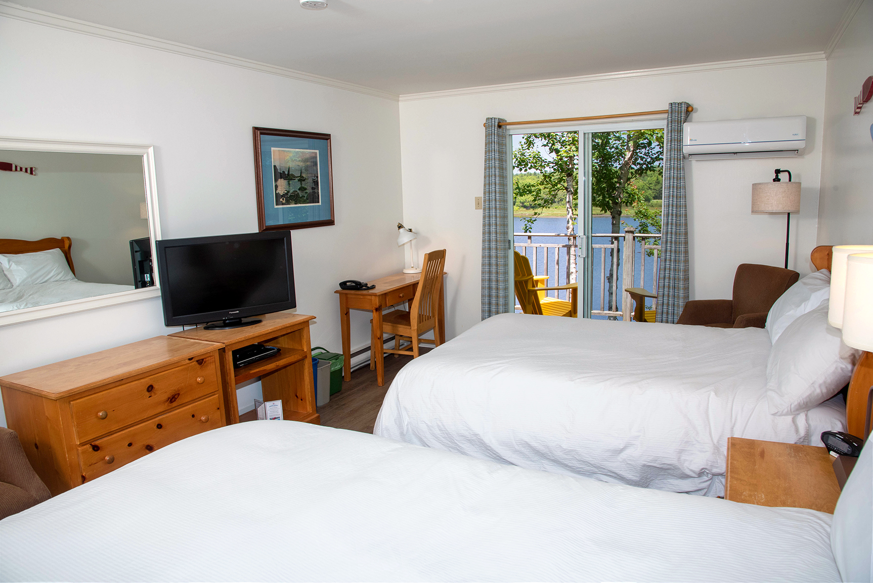 Quadruple Deluxe Queen Bed