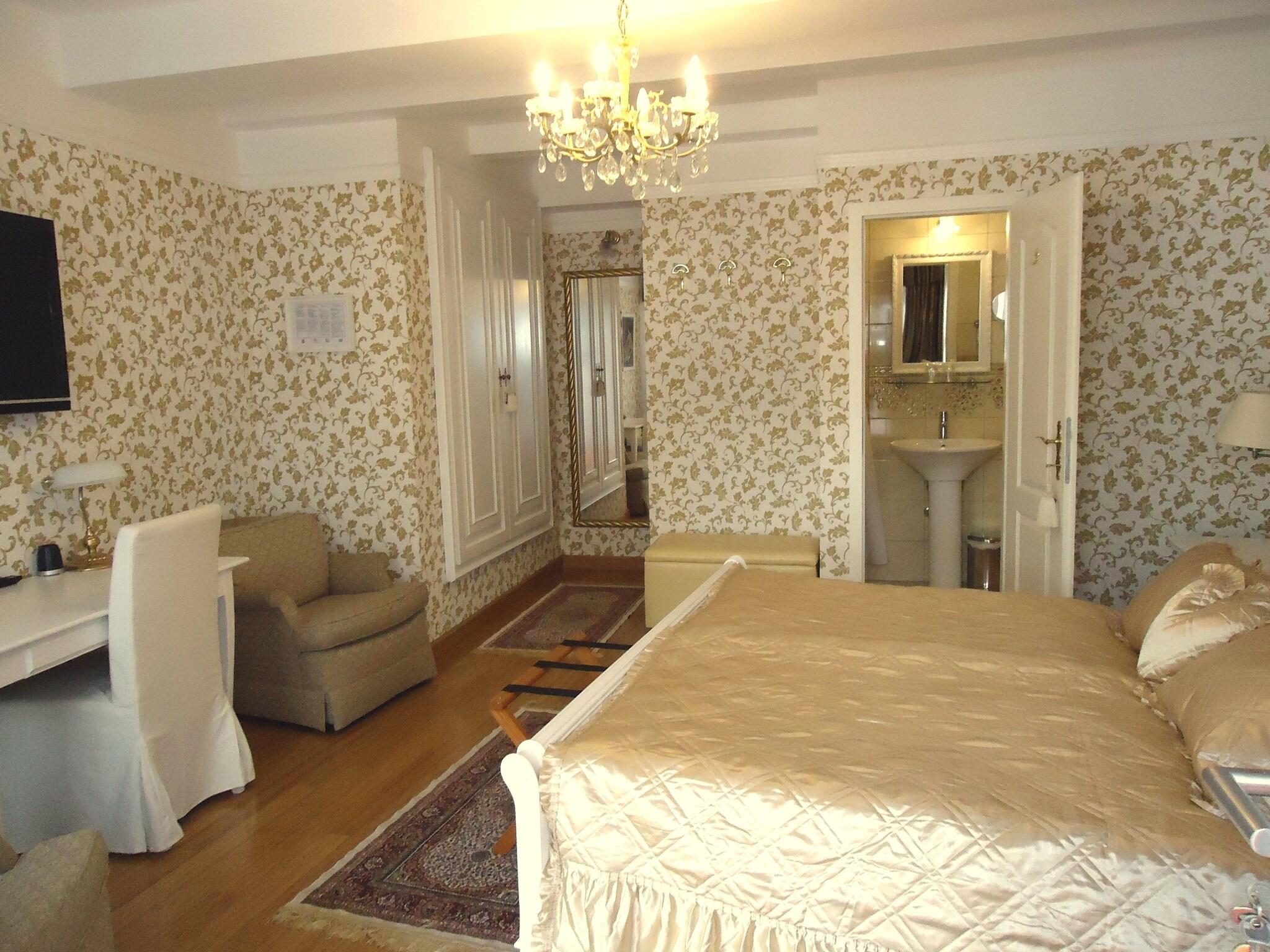 Double Classic Queen Bed