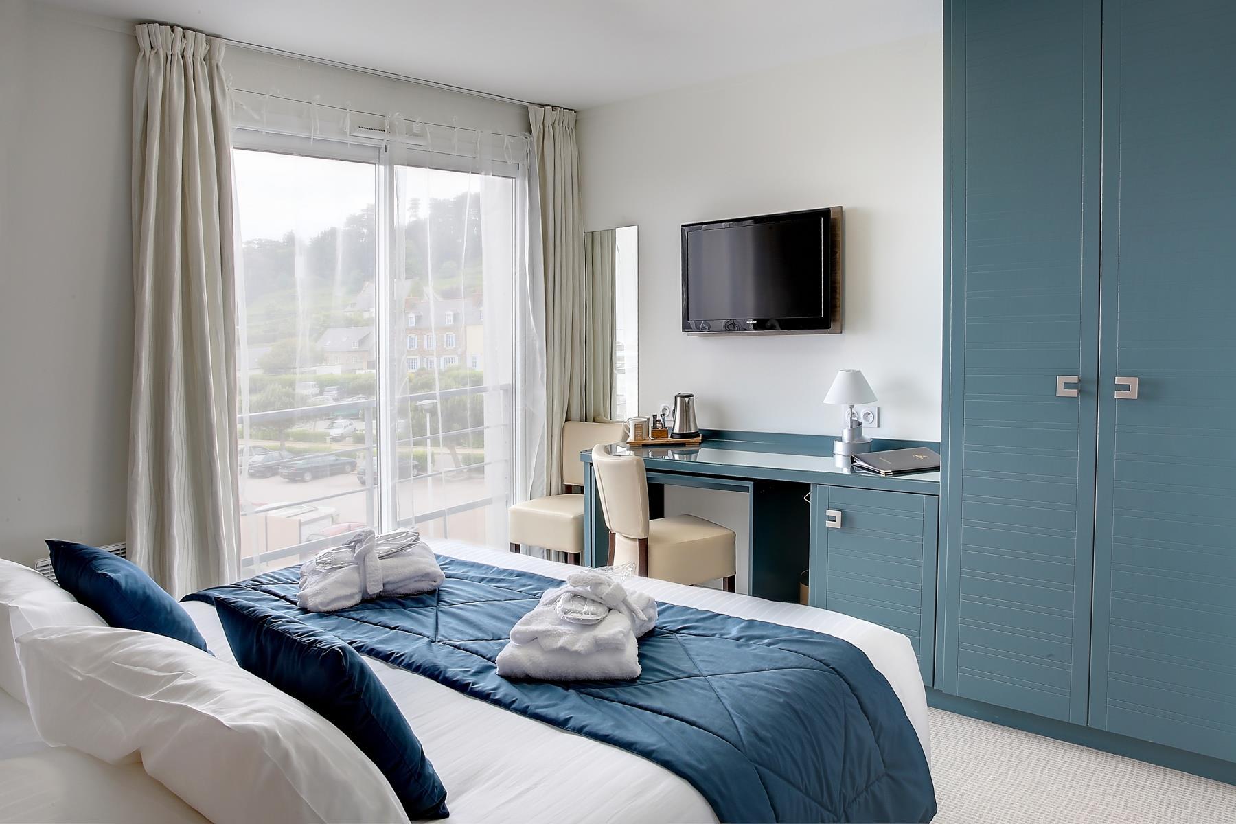 Double Queen Size Bed