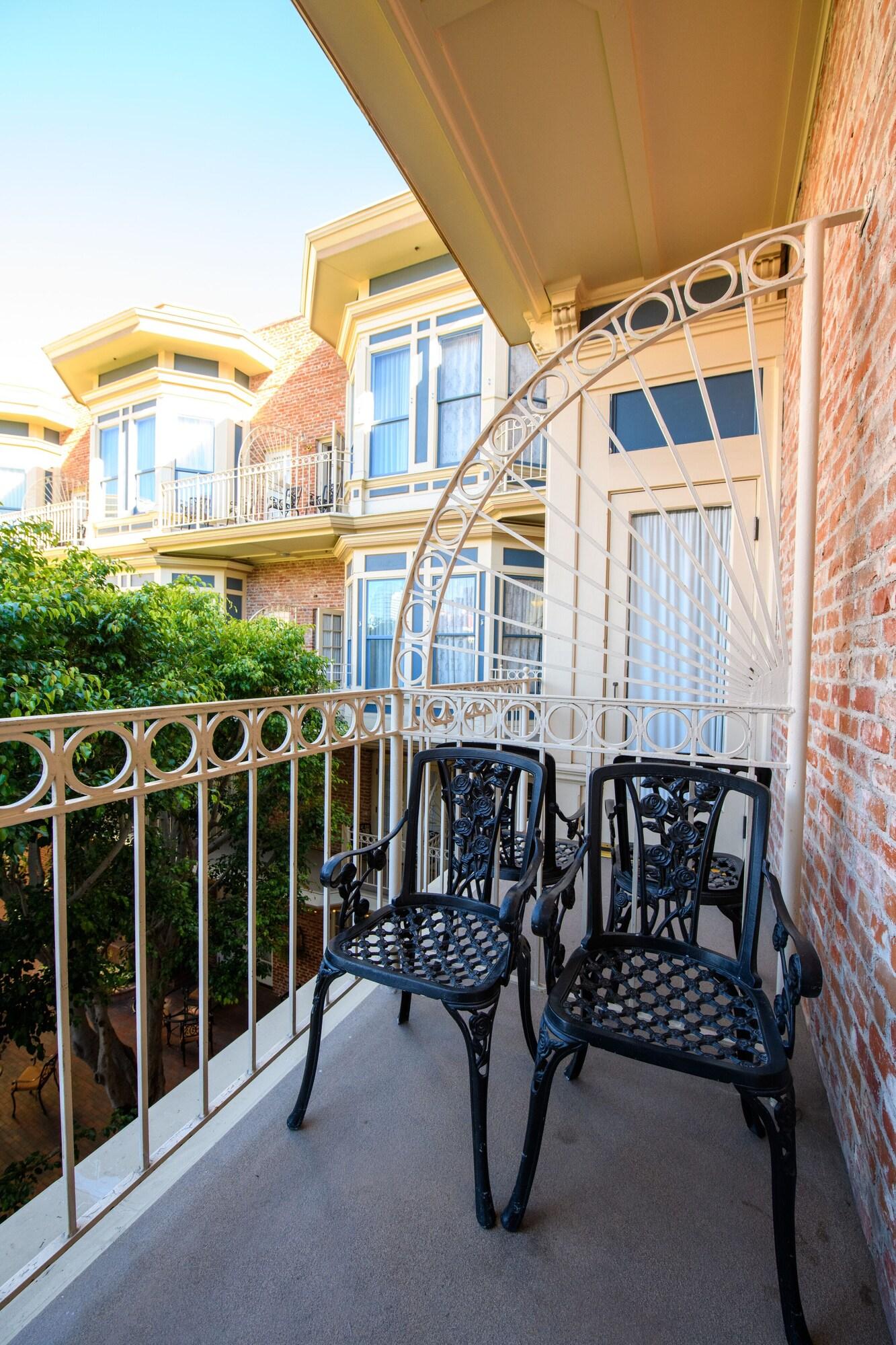 Double Deluxe Two Queen Beds