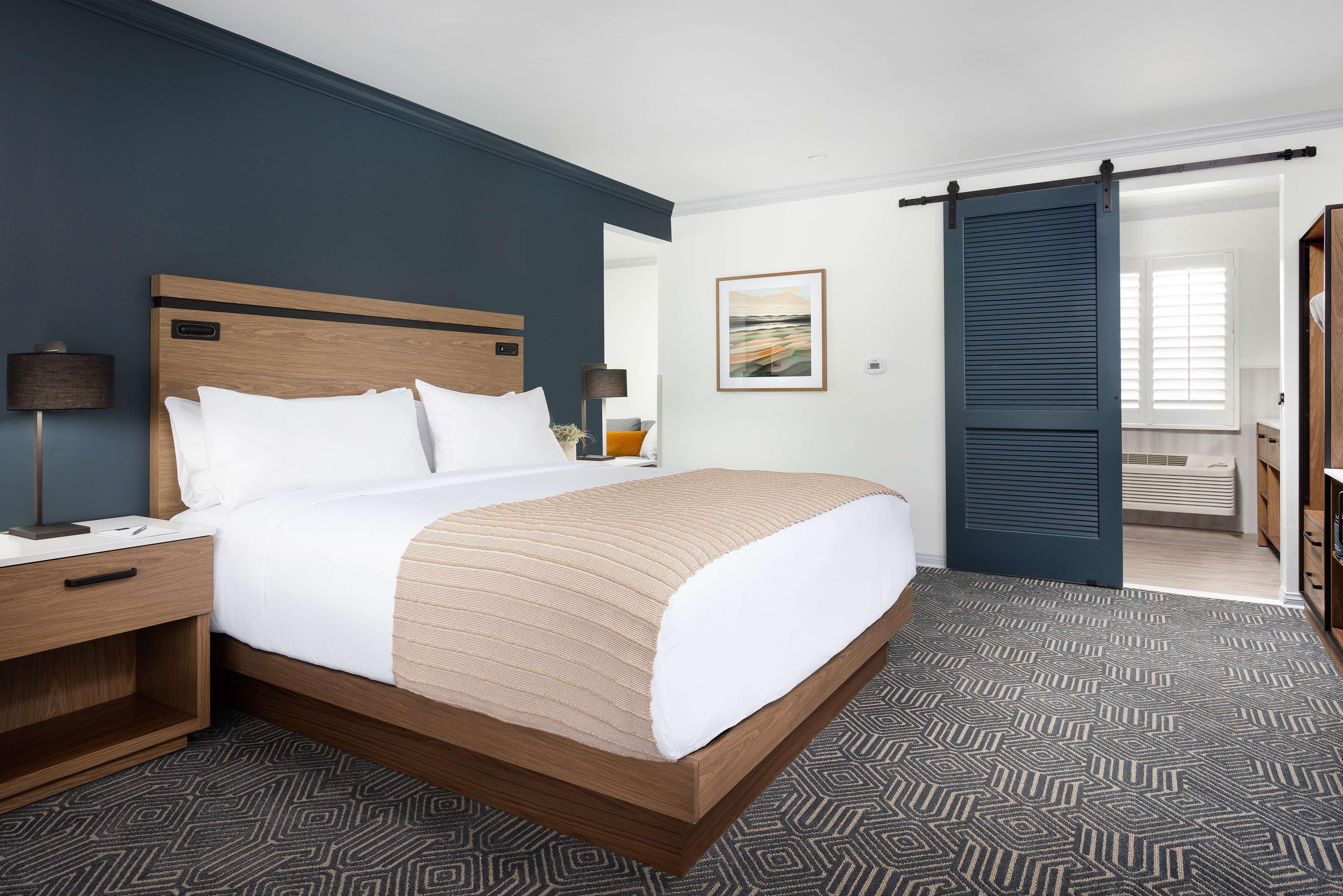 Double Deluxe King Bed