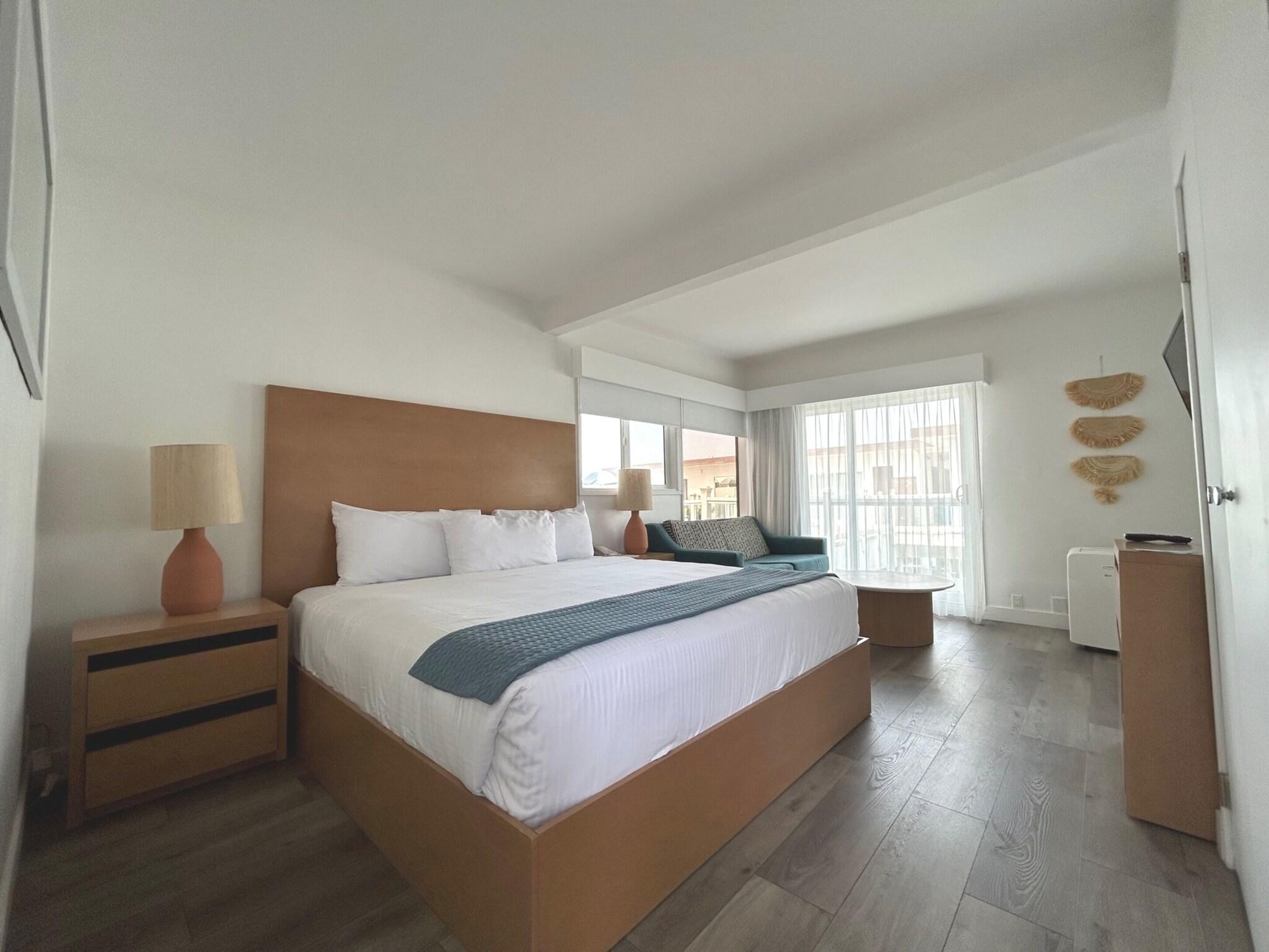 Double Partial Ocean View King Bed