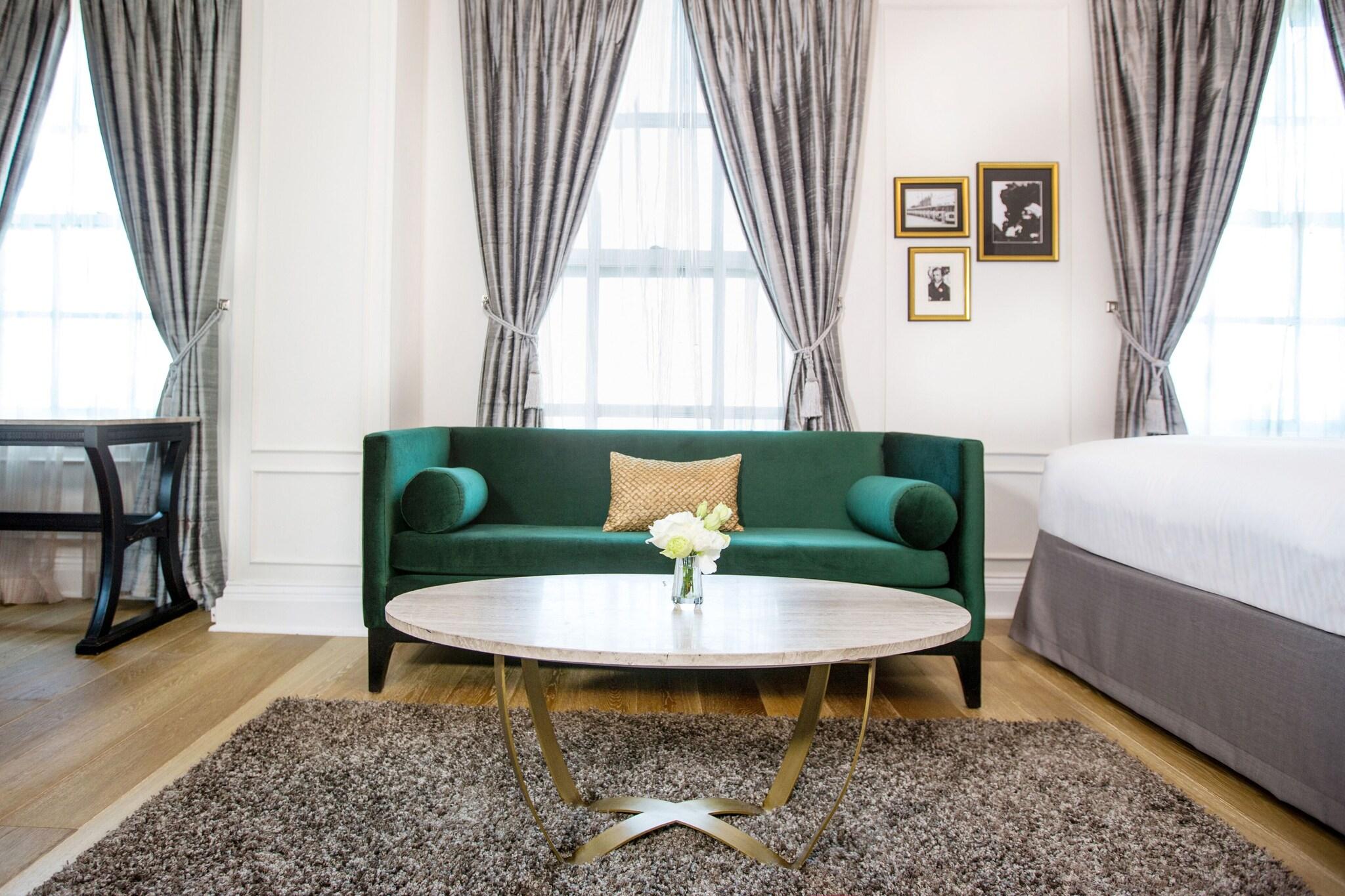 Studio Two Queen Beds