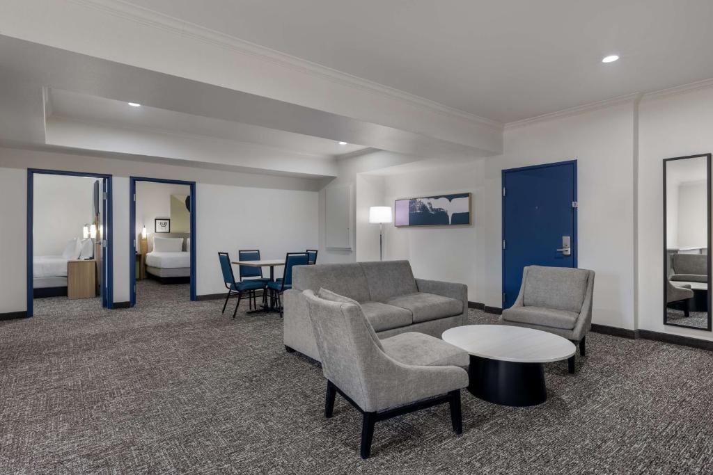 Double or Twin Two King Beds