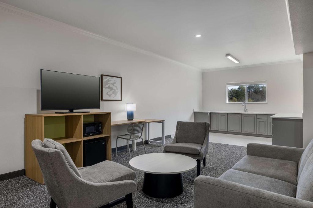 Studio Two Queen Beds