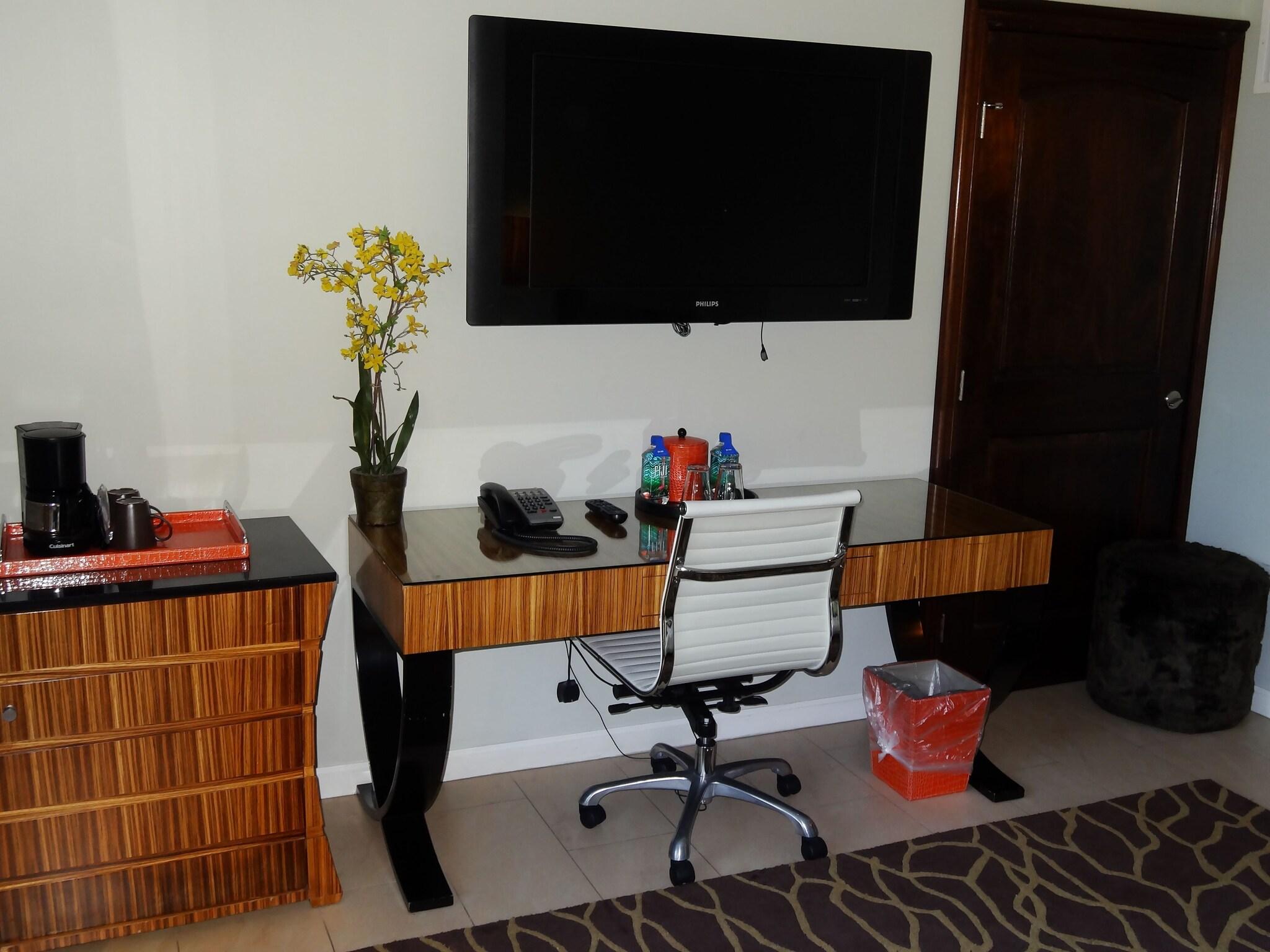 Suite Ocean View Queen Bed