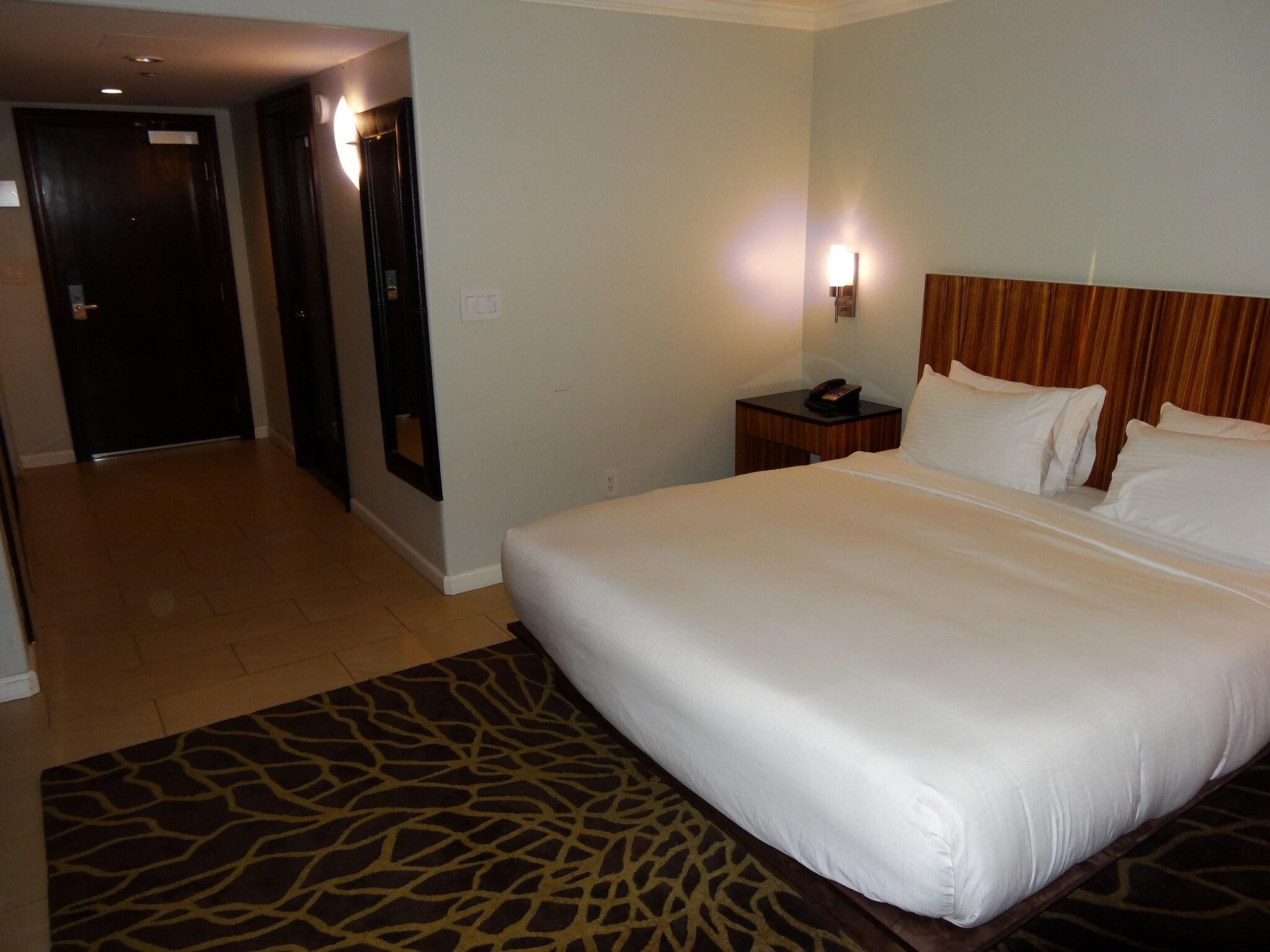 Suite Ocean View Queen Bed