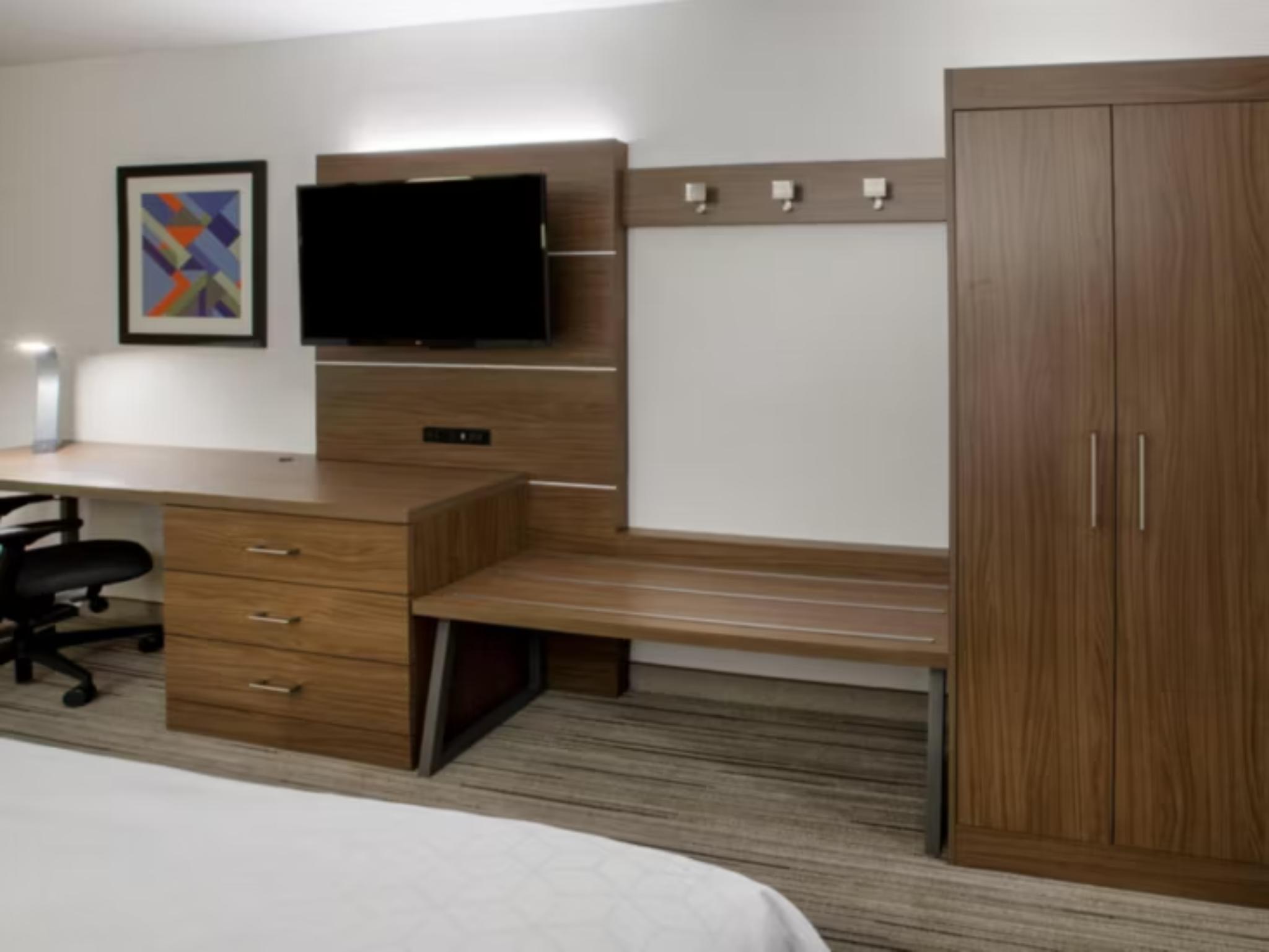 Suite Accessible King Size Bed
