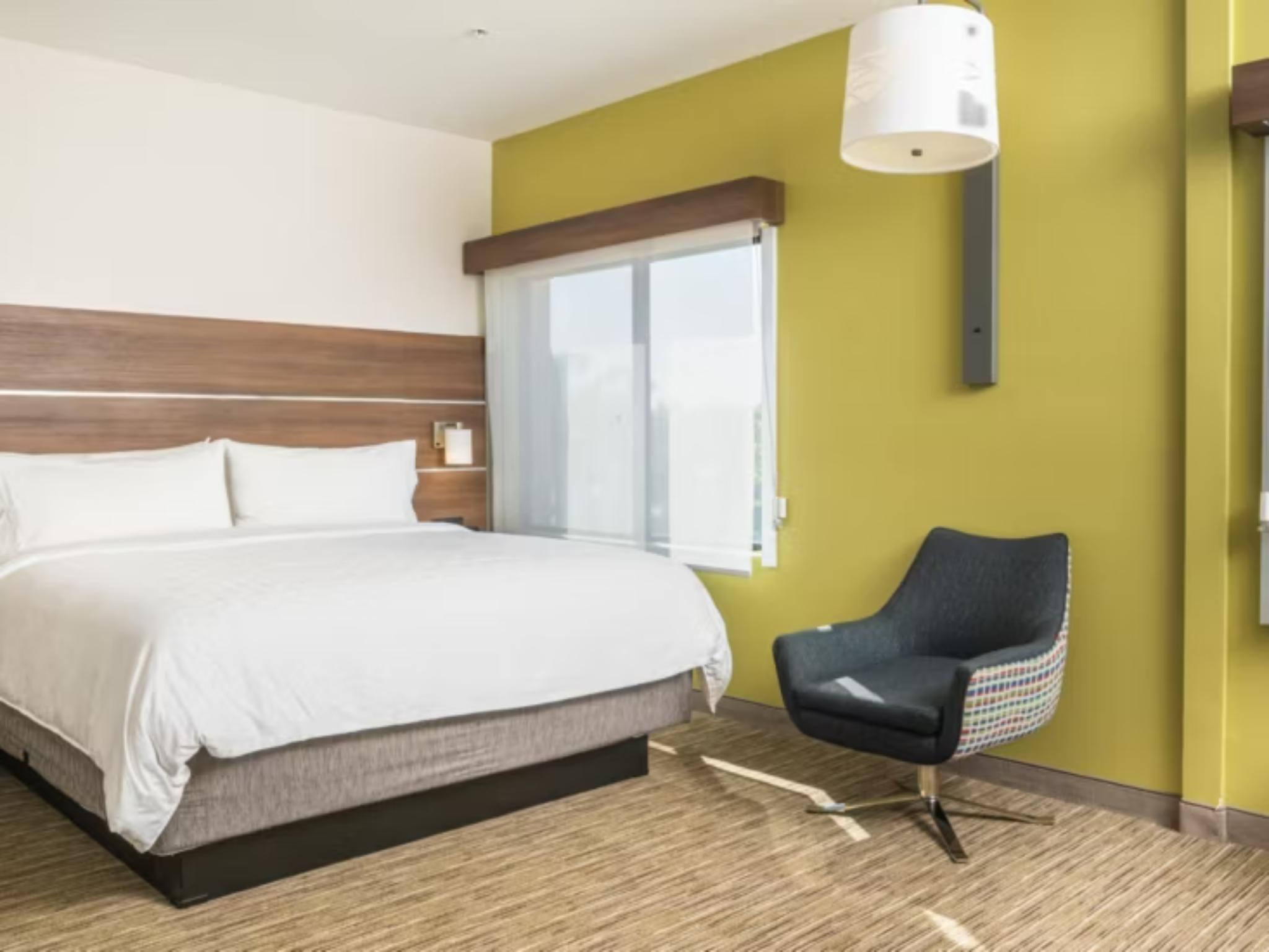 Suite Accessible King Size Bed