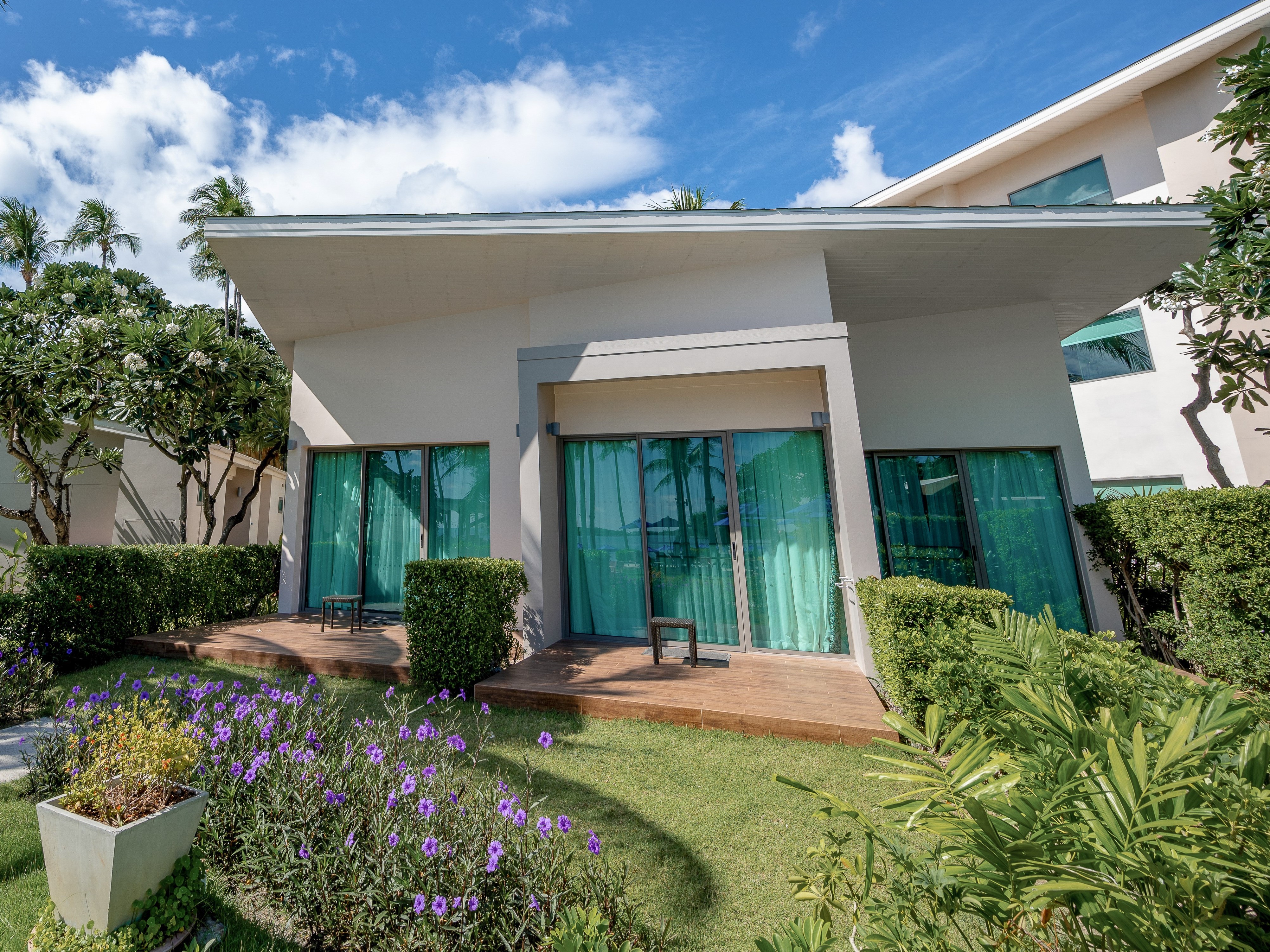 Twin Deluxe Pool View