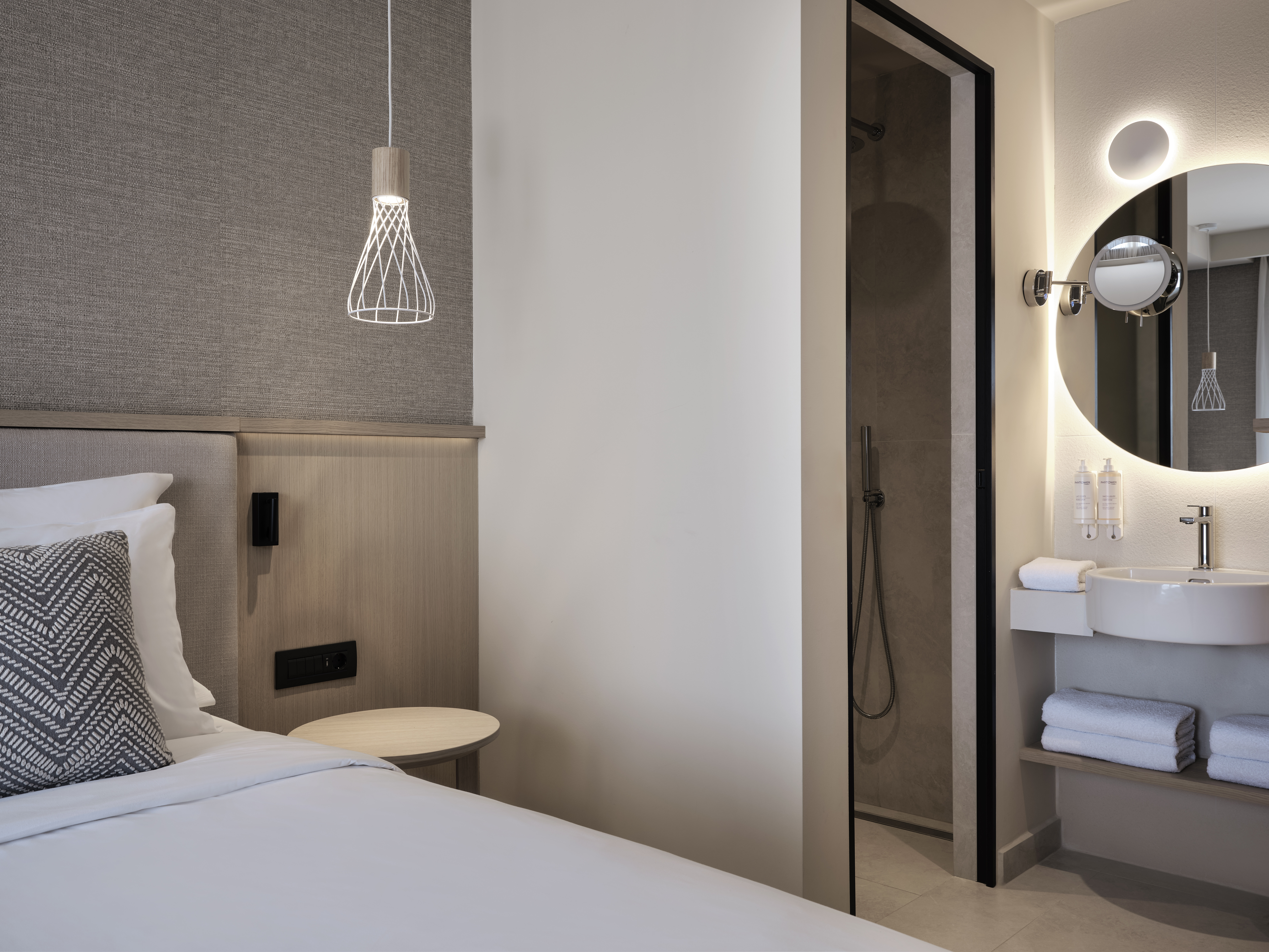 Double Deluxe One Bed