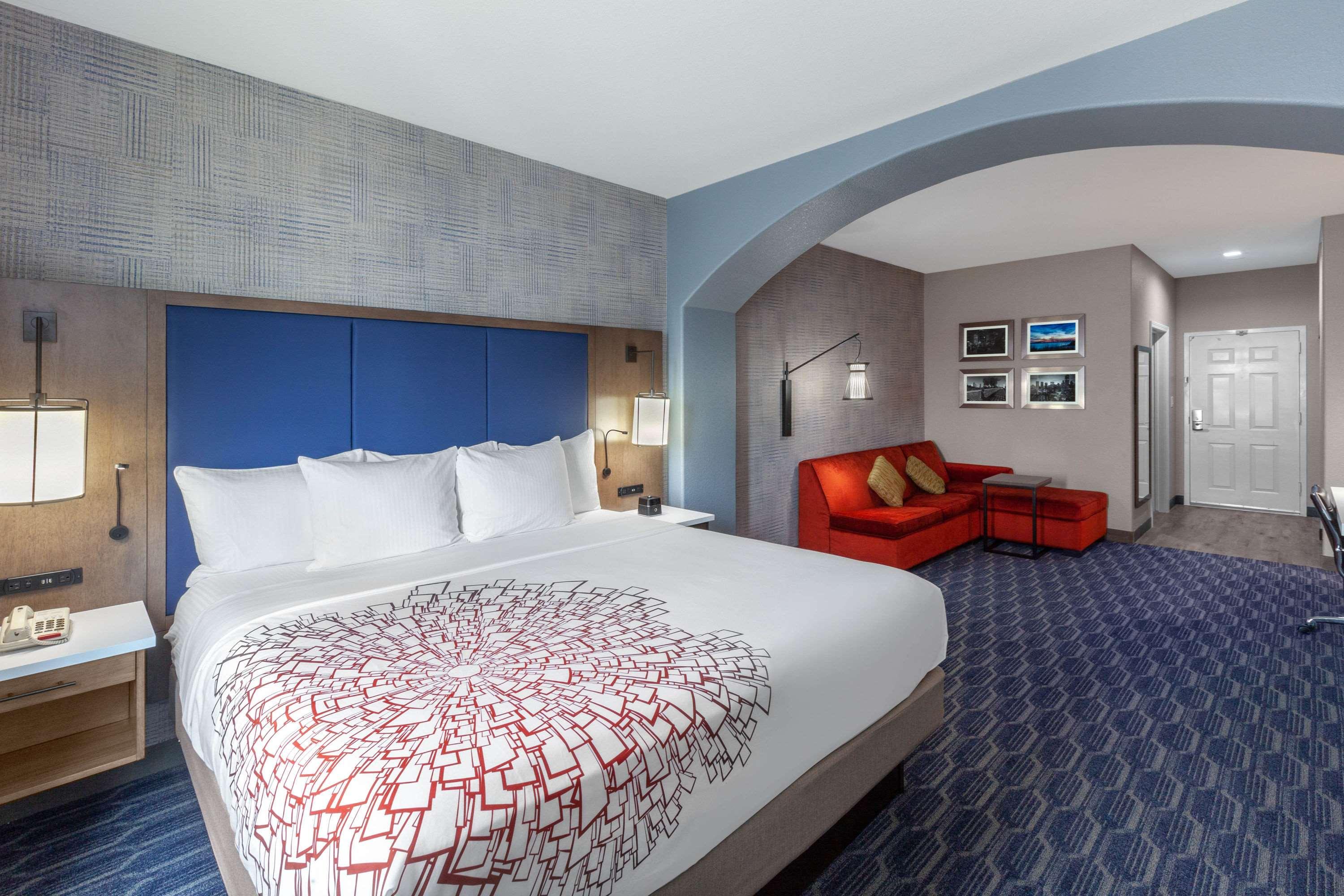 Suite Deluxe King Bed