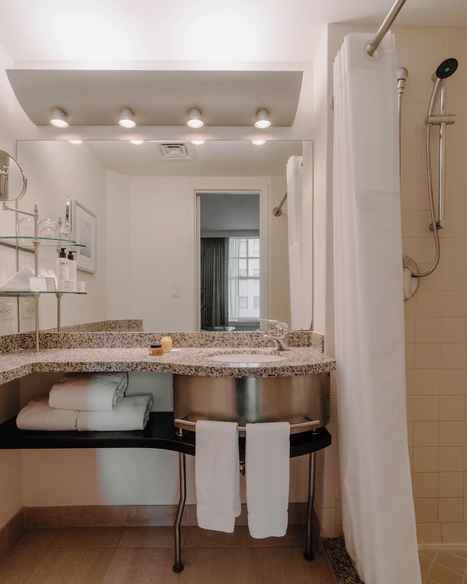 Suite Queen Size Bed