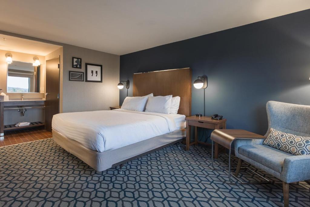 Double City View King Bed